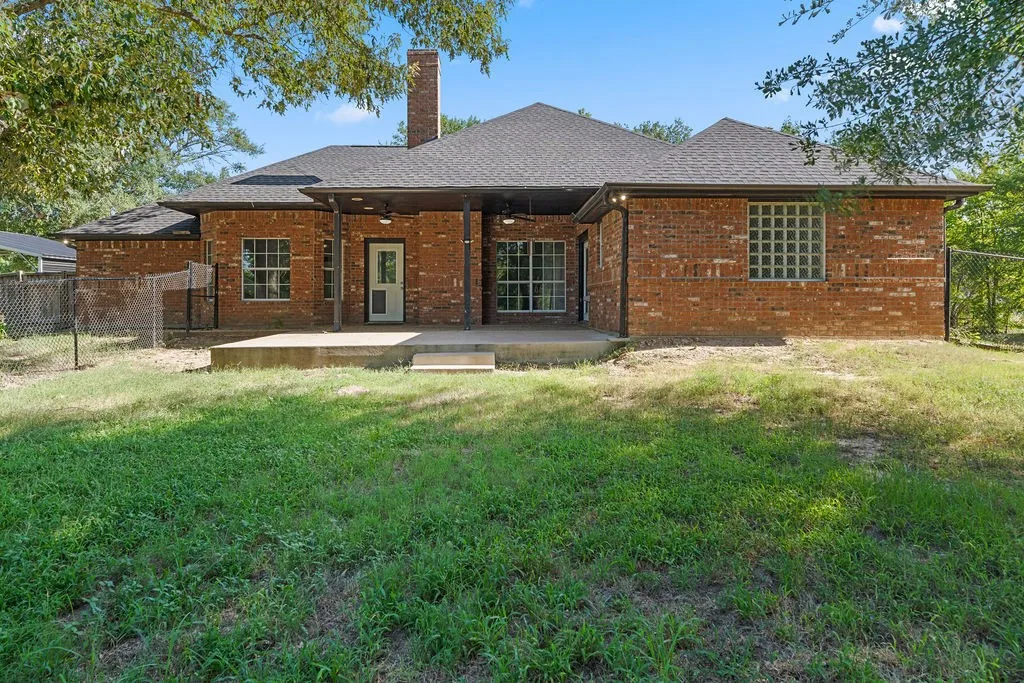 Single Family Residence For Sale in Van Zandt County , 510 Oklahoma Street, Van, Texas 75790, 5 Bedrooms, 3 Bathrooms, Garage spaces, 2,702 Sqft, built in 1997, Price $524,900, mls#21344665, Real Estate Agent in Van, Homes For Sale in Van Zandt county, Homes For Sale in Van, Realtor in Van Texas, Real Estate Brokerage Independent Realty Texas, Luminita Cordes Realtor