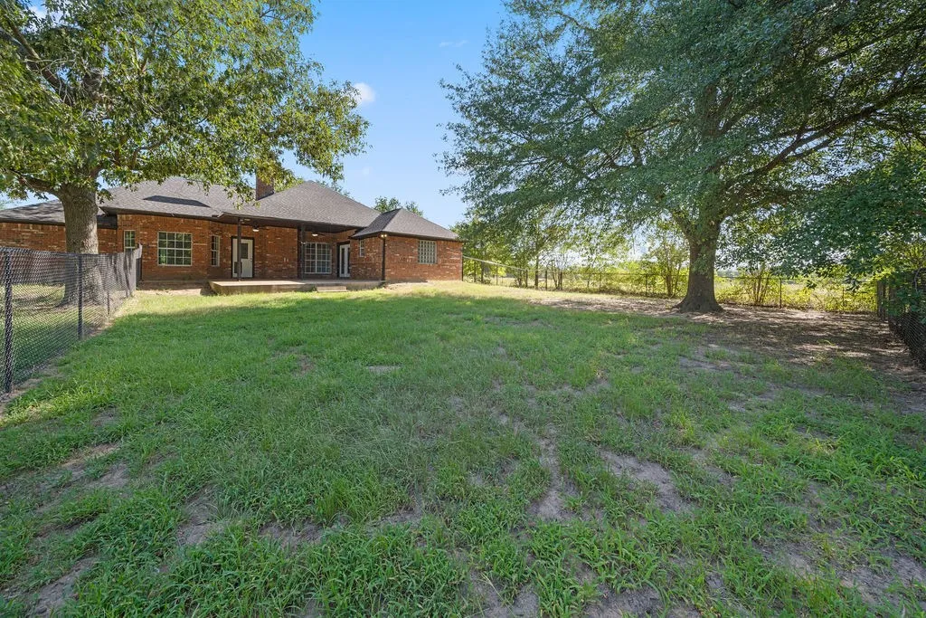 Single Family Residence For Sale in Van Zandt County , 510 Oklahoma Street, Van, Texas 75790, 5 Bedrooms, 3 Bathrooms, Garage spaces, 2,702 Sqft, built in 1997, Price $524,900, mls#21344665, Real Estate Agent in Van, Homes For Sale in Van Zandt county, Homes For Sale in Van, Realtor in Van Texas, Real Estate Brokerage Independent Realty Texas, Luminita Cordes Realtor