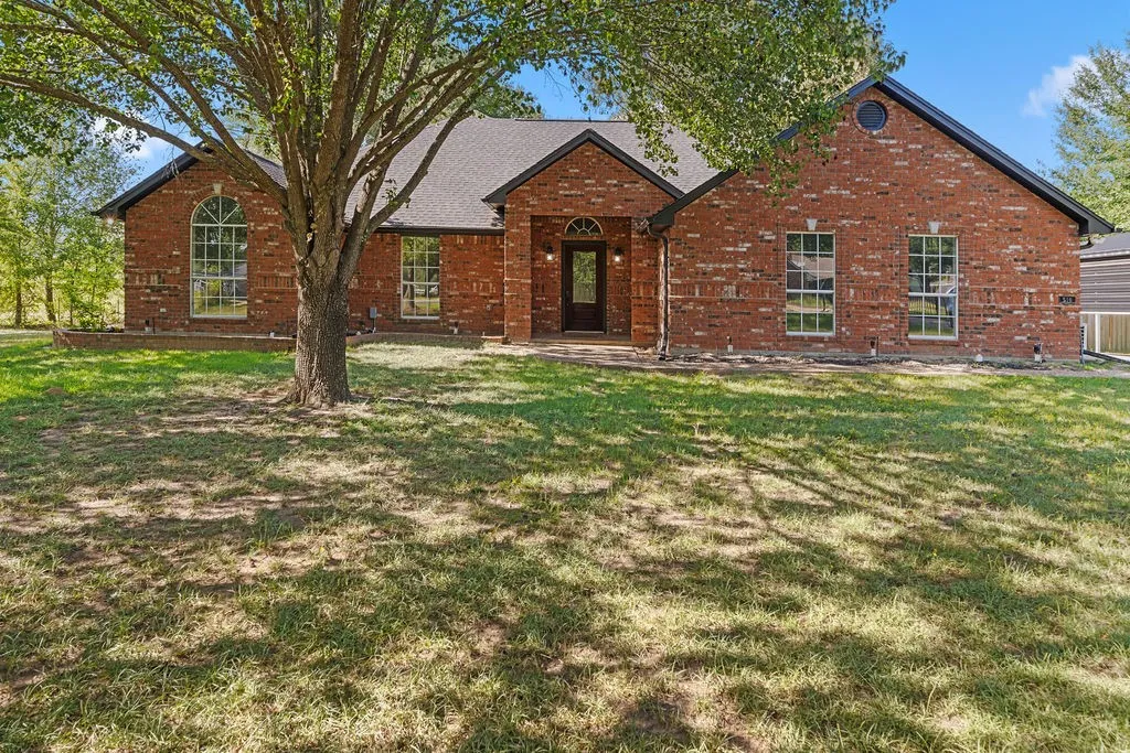 Single Family Residence For Sale in Van Zandt County , 510 Oklahoma Street, Van, Texas 75790, 5 Bedrooms, 3 Bathrooms, Garage spaces, 2,702 Sqft, built in 1997, Price $524,900, mls#21344665, Real Estate Agent in Van, Homes For Sale in Van Zandt county, Homes For Sale in Van, Realtor in Van Texas, Real Estate Brokerage Independent Realty Texas, Luminita Cordes Realtor