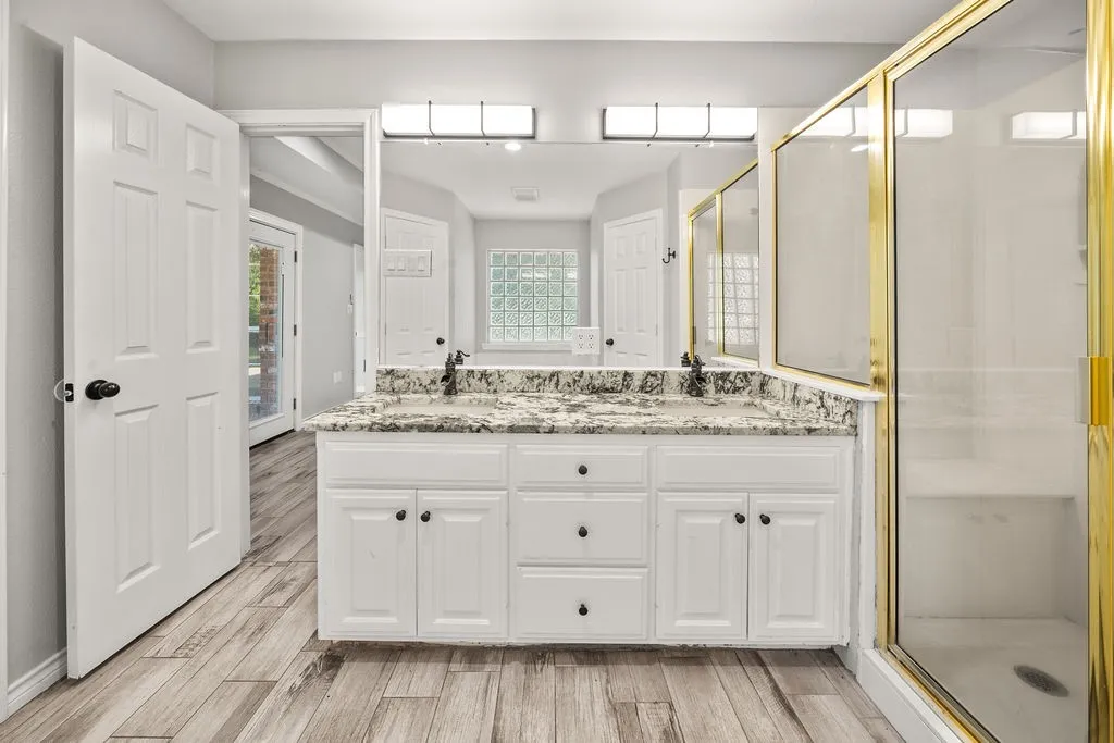 Single Family Residence For Sale in Van Zandt County , 510 Oklahoma Street, Van, Texas 75790, 5 Bedrooms, 3 Bathrooms, Garage spaces, 2,702 Sqft, built in 1997, Price $524,900, mls#21344665, Real Estate Agent in Van, Homes For Sale in Van Zandt county, Homes For Sale in Van, Realtor in Van Texas, Real Estate Brokerage Independent Realty Texas, Luminita Cordes Realtor