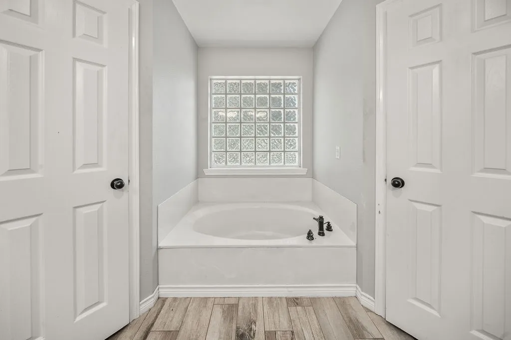 Single Family Residence For Sale in Van Zandt County , 510 Oklahoma Street, Van, Texas 75790, 5 Bedrooms, 3 Bathrooms, Garage spaces, 2,702 Sqft, built in 1997, Price $524,900, mls#21344665, Real Estate Agent in Van, Homes For Sale in Van Zandt county, Homes For Sale in Van, Realtor in Van Texas, Real Estate Brokerage Independent Realty Texas, Luminita Cordes Realtor