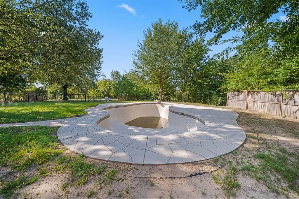 Single Family Residence For Sale in Van Zandt County , 510 Oklahoma Street, Van, Texas 75790, 5 Bedrooms, 3 Bathrooms, Garage spaces, 2,702 Sqft, built in 1997, Price $524,900, mls#21344665, Real Estate Agent in Van, Homes For Sale in Van Zandt county, Homes For Sale in Van, Realtor in Van Texas, Real Estate Brokerage Independent Realty Texas, Luminita Cordes Realtor