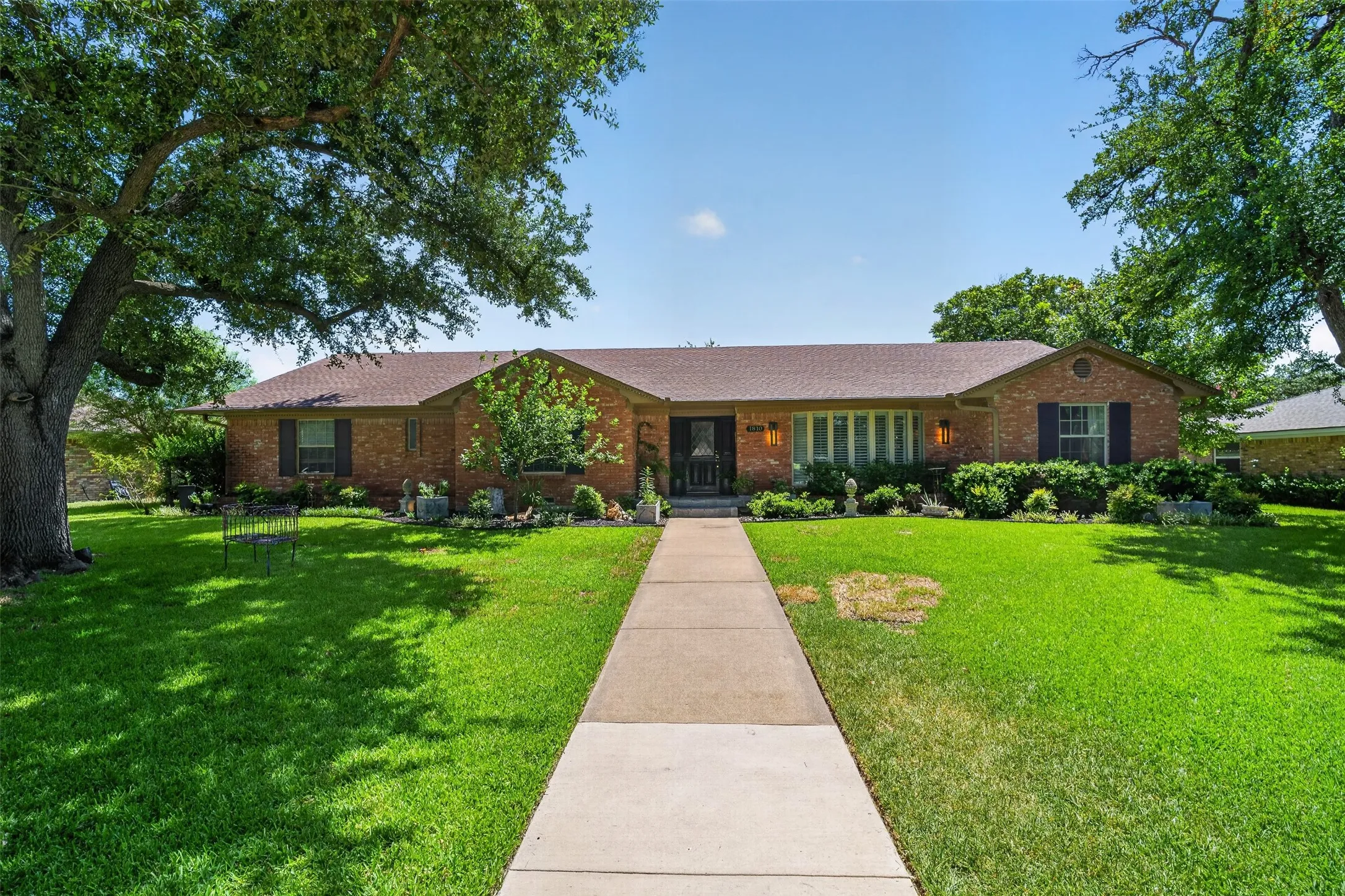 Single Family Residence For Sale in Dallas County , 1810 S Crest, Carrollton, Texas 75006, 4 Bedroom, 4 Bathroom, Garage spaces, 2,818 Sqft, built in 1965, mls#21344492, Real Estate Agent in Carrollton, Homes For Sale in Dallas county, Homes For Sale in Carrollton, Realtor in Carrollton Texas, Real Estate Brokerage Independent Realty Texas, Luminita Cordes Realtor