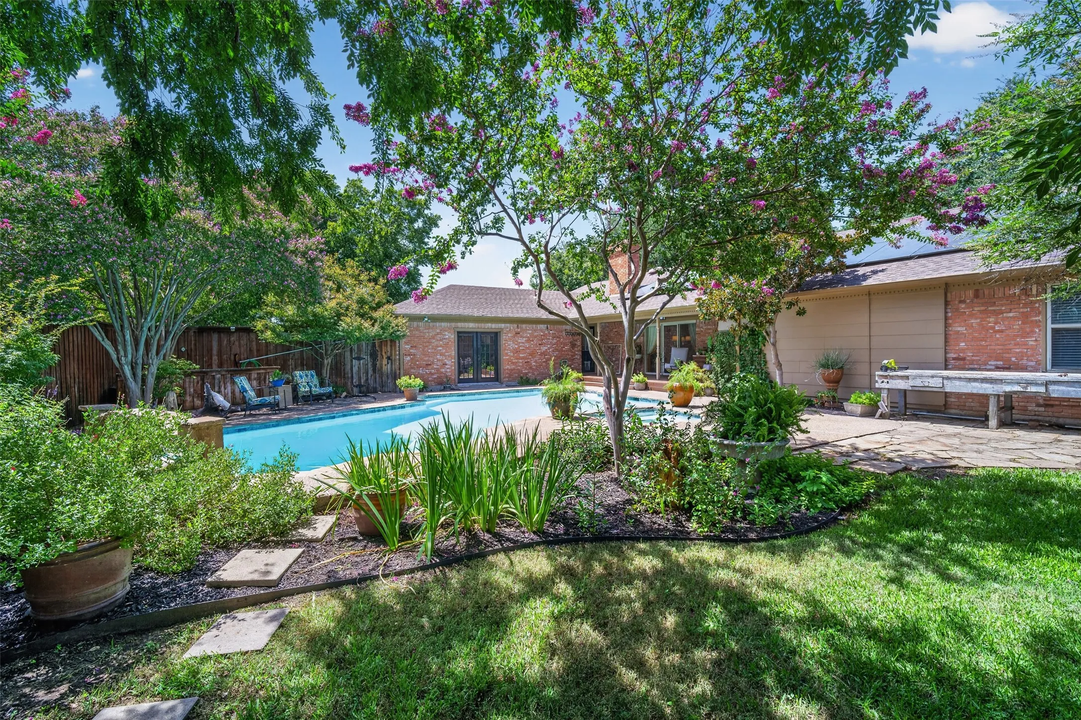 Single Family Residence For Sale in Dallas County , 1810 S Crest, Carrollton, Texas 75006, 4 Bedroom, 4 Bathroom, Garage spaces, 2,818 Sqft, built in 1965, mls#21344492, Real Estate Agent in Carrollton, Homes For Sale in Dallas county, Homes For Sale in Carrollton, Realtor in Carrollton Texas, Real Estate Brokerage Independent Realty Texas, Luminita Cordes Realtor