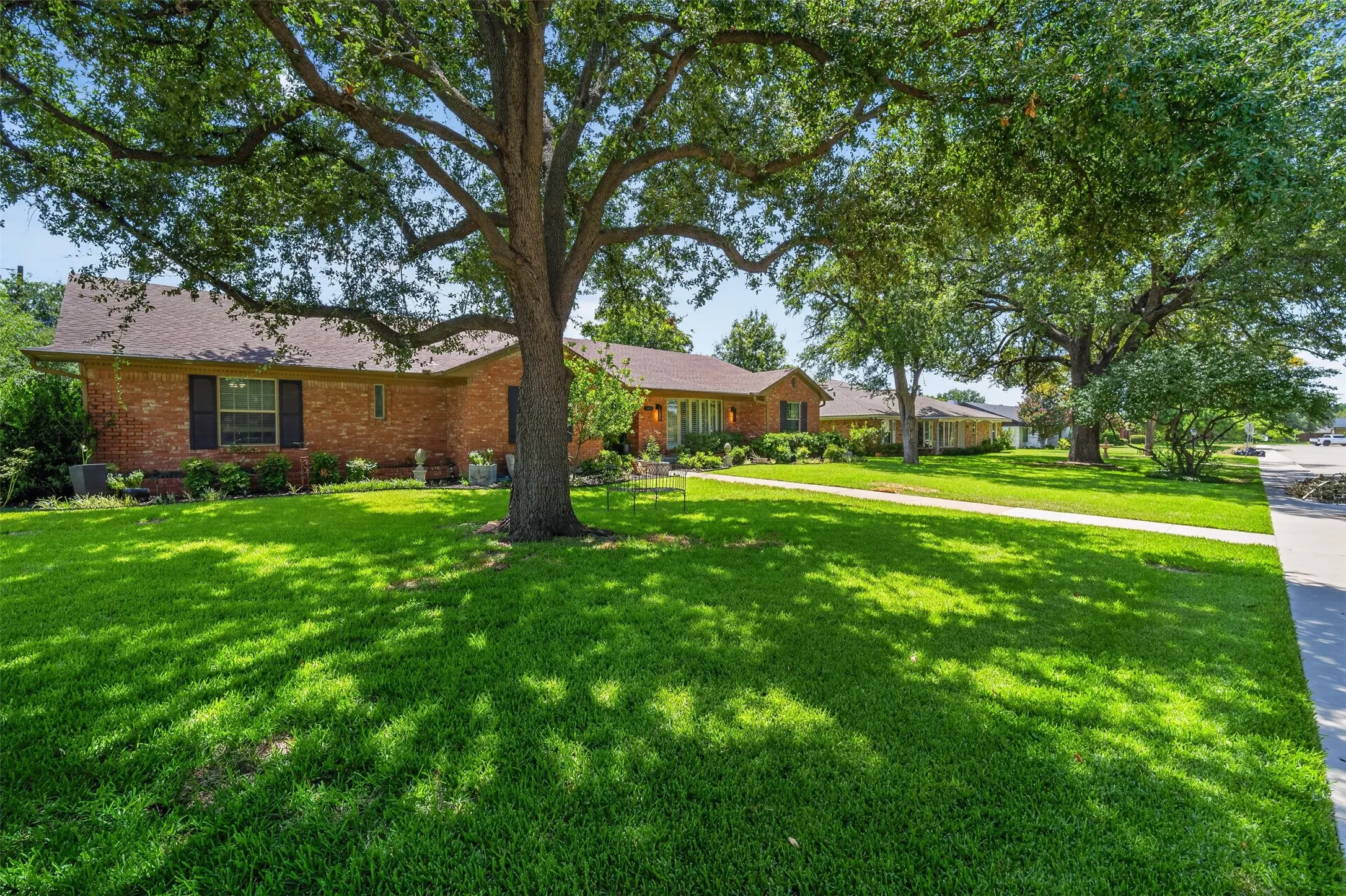 Single Family Residence For Sale in Dallas County , 1810 S Crest, Carrollton, Texas 75006, 4 Bedroom, 4 Bathroom, Garage spaces, 2,818 Sqft, built in 1965, mls#21344492, Real Estate Agent in Carrollton, Homes For Sale in Dallas county, Homes For Sale in Carrollton, Realtor in Carrollton Texas, Real Estate Brokerage Independent Realty Texas, Luminita Cordes Realtor
