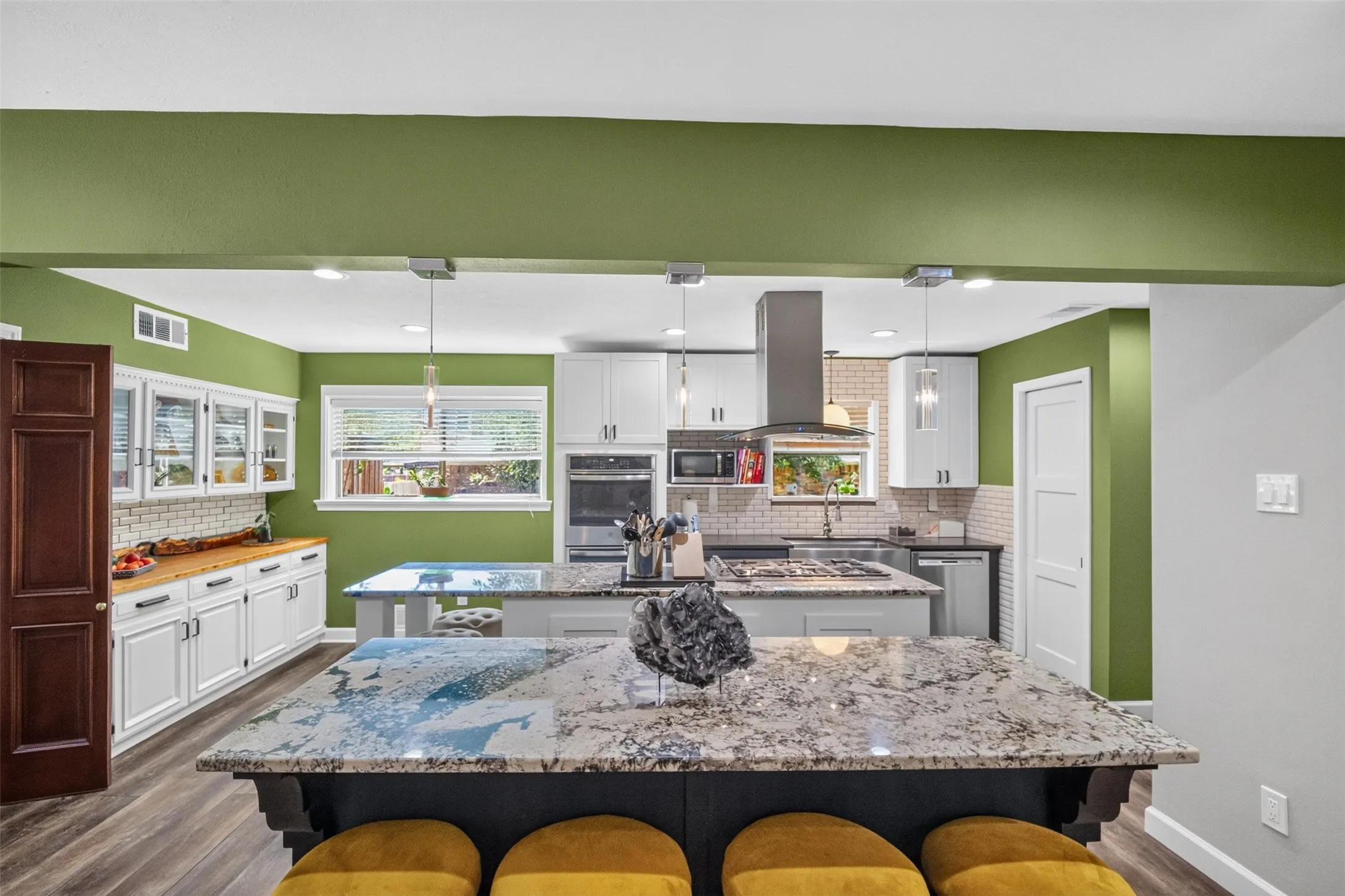 Single Family Residence For Sale in Dallas County , 1810 S Crest, Carrollton, Texas 75006, 4 Bedroom, 4 Bathroom, Garage spaces, 2,818 Sqft, built in 1965, mls#21344492, Real Estate Agent in Carrollton, Homes For Sale in Dallas county, Homes For Sale in Carrollton, Realtor in Carrollton Texas, Real Estate Brokerage Independent Realty Texas, Luminita Cordes Realtor