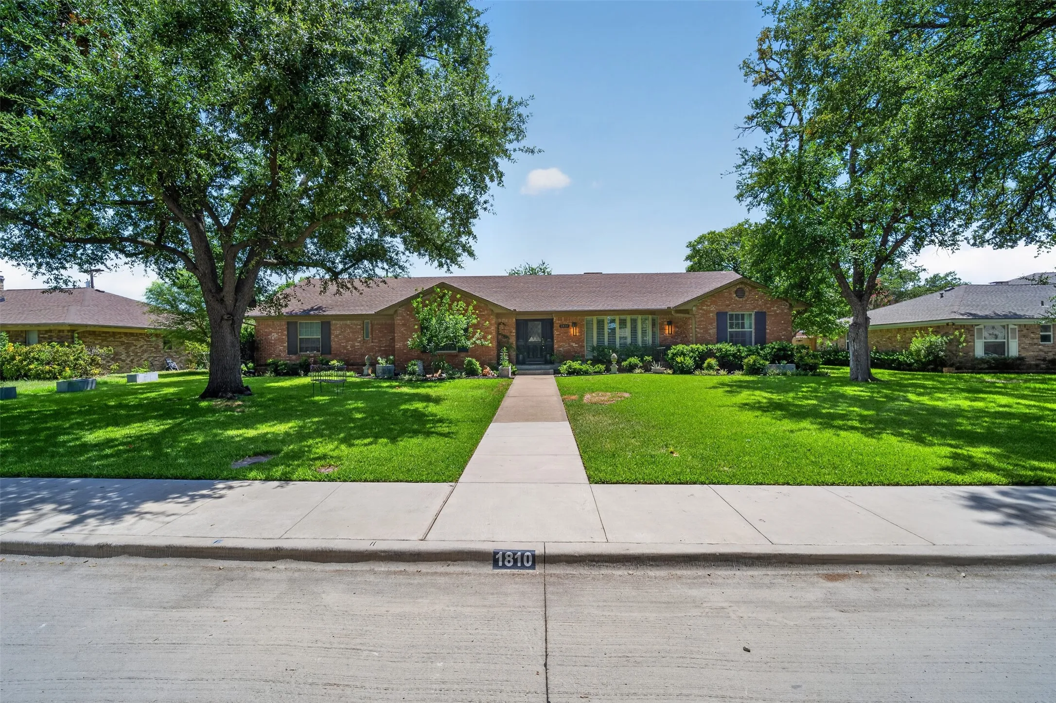 Single Family Residence For Sale in Dallas County , 1810 S Crest, Carrollton, Texas 75006, 4 Bedroom, 4 Bathroom, Garage spaces, 2,818 Sqft, built in 1965, mls#21344492, Real Estate Agent in Carrollton, Homes For Sale in Dallas county, Homes For Sale in Carrollton, Realtor in Carrollton Texas, Real Estate Brokerage Independent Realty Texas, Luminita Cordes Realtor