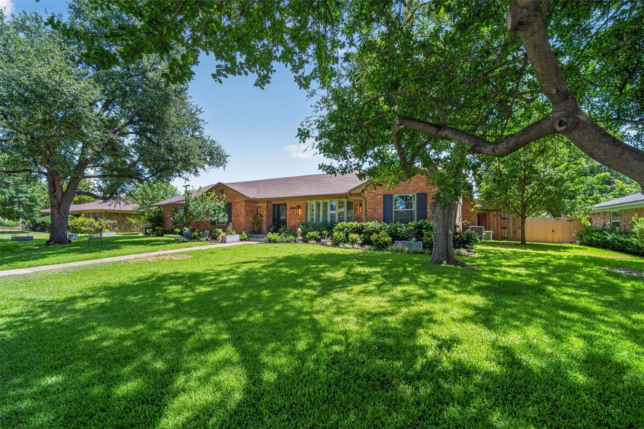 Single Family Residence For Sale in Dallas County , 1810 S Crest, Carrollton, Texas 75006, 4 Bedroom, 4 Bathroom, Garage spaces, 2,818 Sqft, built in 1965, mls#21344492, Real Estate Agent in Carrollton, Homes For Sale in Dallas county, Homes For Sale in Carrollton, Realtor in Carrollton Texas, Real Estate Brokerage Independent Realty Texas, Luminita Cordes Realtor