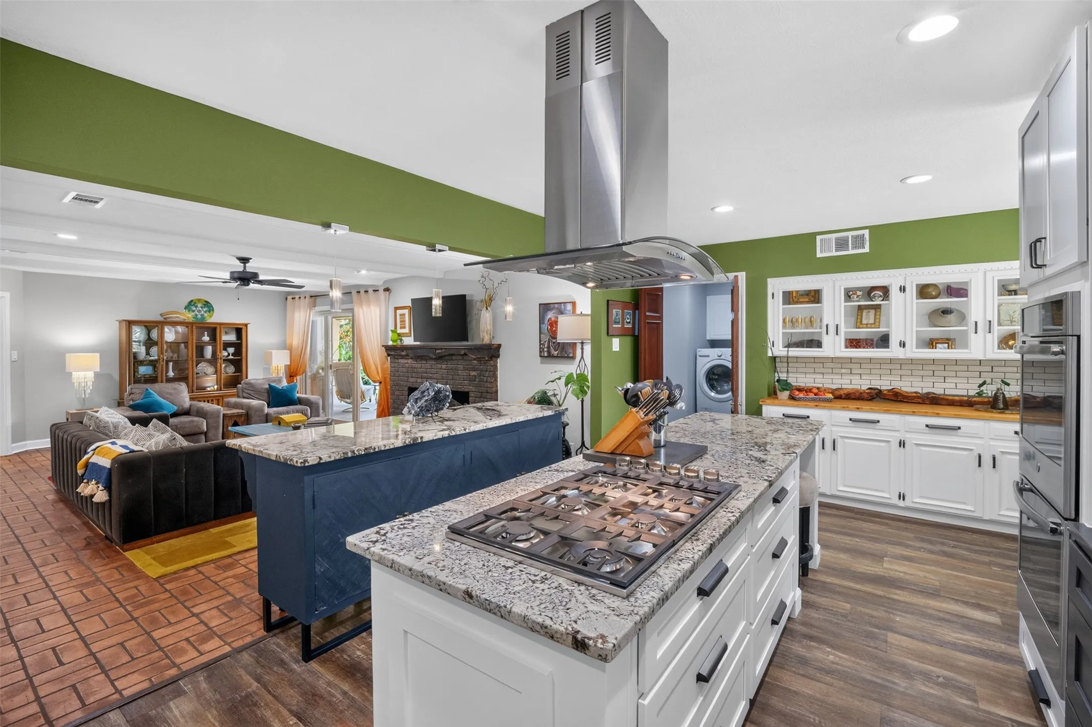 Single Family Residence For Sale in Dallas County , 1810 S Crest, Carrollton, Texas 75006, 4 Bedroom, 4 Bathroom, Garage spaces, 2,818 Sqft, built in 1965, mls#21344492, Real Estate Agent in Carrollton, Homes For Sale in Dallas county, Homes For Sale in Carrollton, Realtor in Carrollton Texas, Real Estate Brokerage Independent Realty Texas, Luminita Cordes Realtor