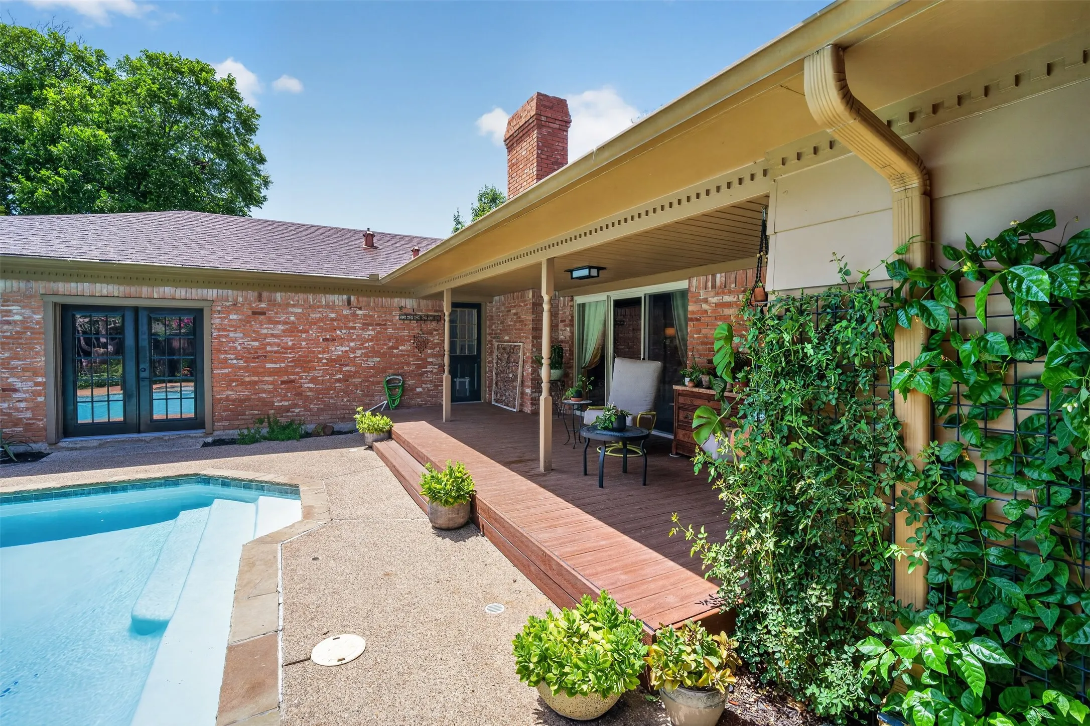 Single Family Residence For Sale in Dallas County , 1810 S Crest, Carrollton, Texas 75006, 4 Bedroom, 4 Bathroom, Garage spaces, 2,818 Sqft, built in 1965, mls#21344492, Real Estate Agent in Carrollton, Homes For Sale in Dallas county, Homes For Sale in Carrollton, Realtor in Carrollton Texas, Real Estate Brokerage Independent Realty Texas, Luminita Cordes Realtor