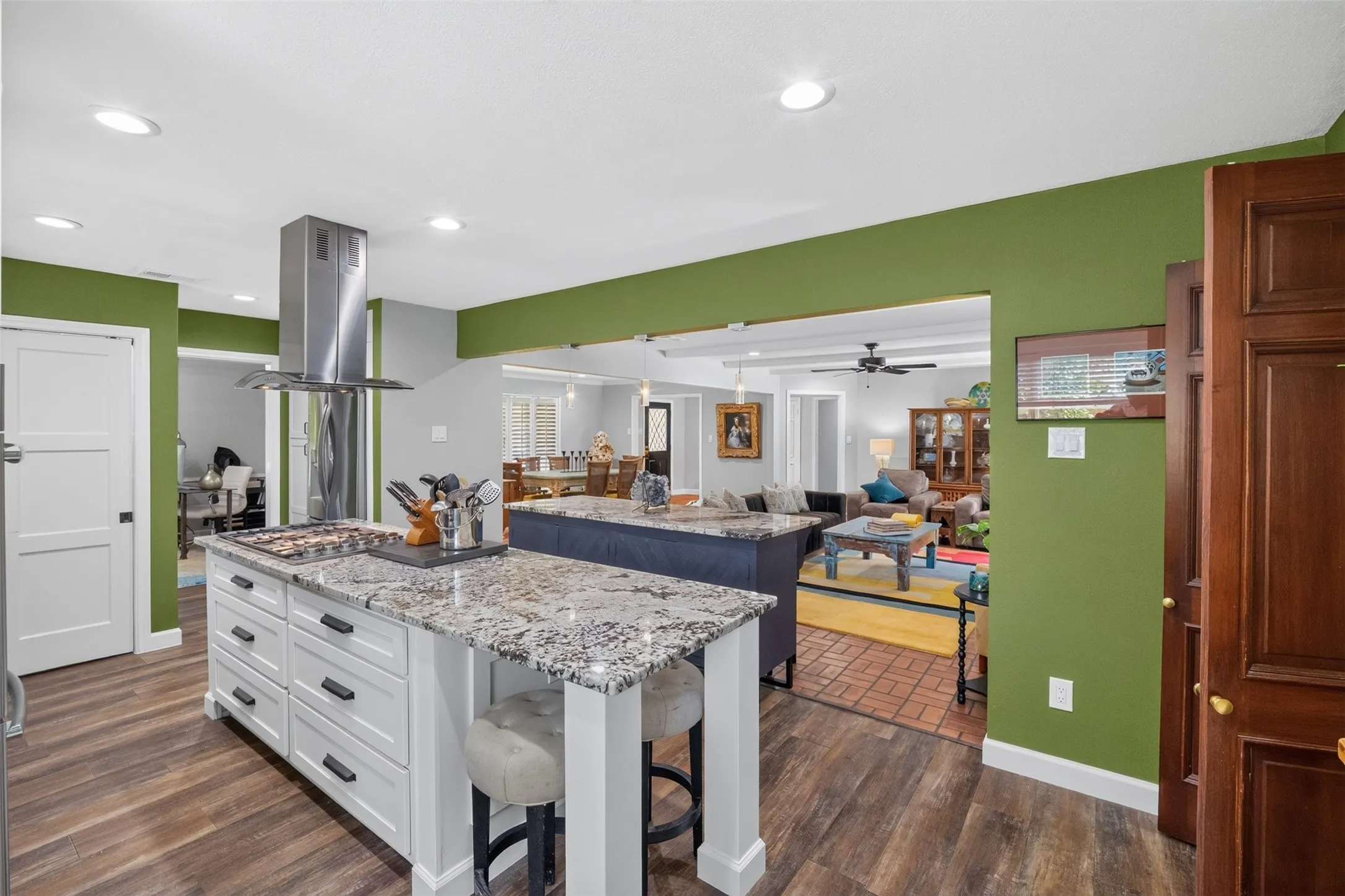 Single Family Residence For Sale in Dallas County , 1810 S Crest, Carrollton, Texas 75006, 4 Bedroom, 4 Bathroom, Garage spaces, 2,818 Sqft, built in 1965, mls#21344492, Real Estate Agent in Carrollton, Homes For Sale in Dallas county, Homes For Sale in Carrollton, Realtor in Carrollton Texas, Real Estate Brokerage Independent Realty Texas, Luminita Cordes Realtor