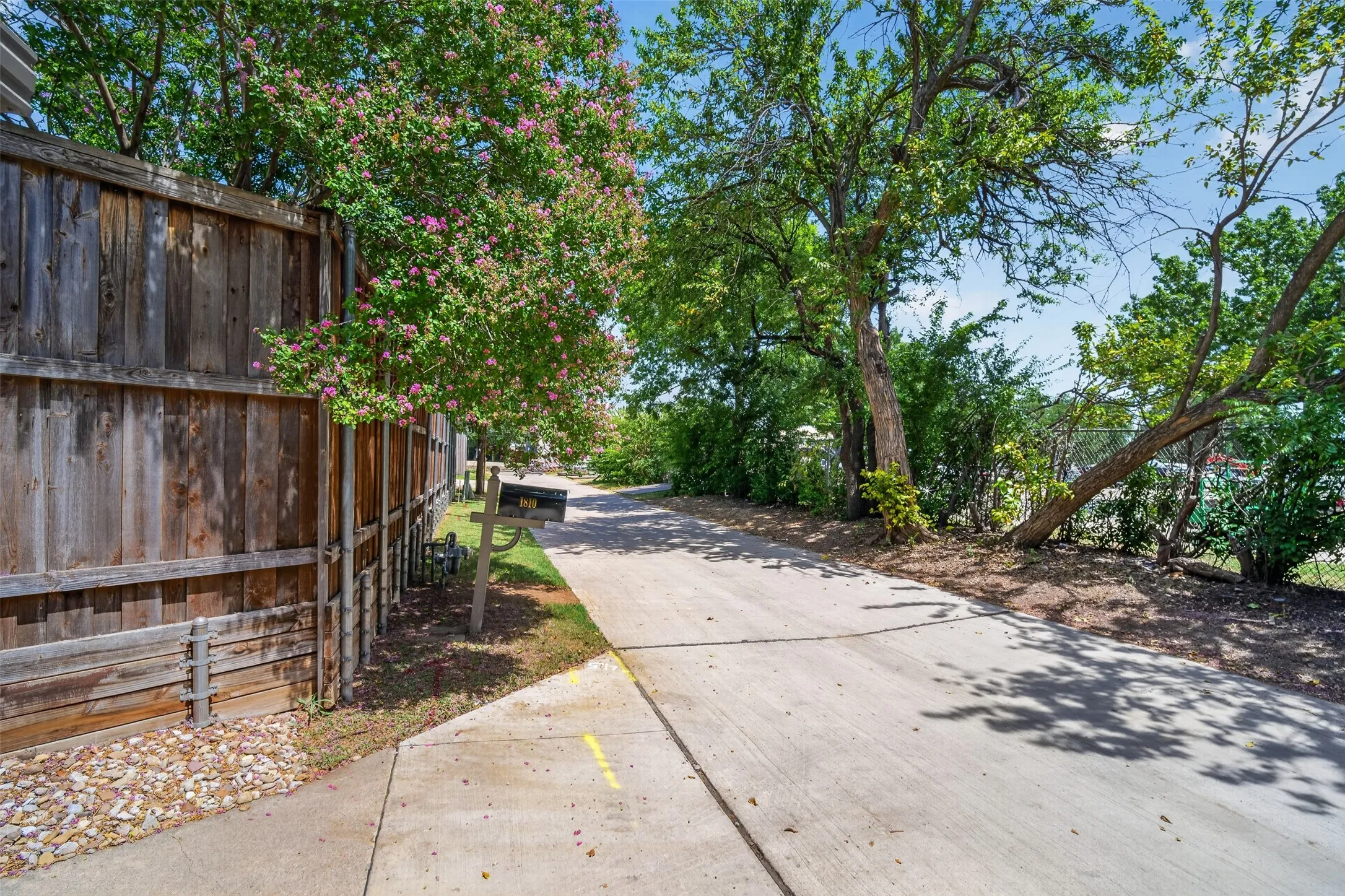 Single Family Residence For Sale in Dallas County , 1810 S Crest, Carrollton, Texas 75006, 4 Bedroom, 4 Bathroom, Garage spaces, 2,818 Sqft, built in 1965, mls#21344492, Real Estate Agent in Carrollton, Homes For Sale in Dallas county, Homes For Sale in Carrollton, Realtor in Carrollton Texas, Real Estate Brokerage Independent Realty Texas, Luminita Cordes Realtor