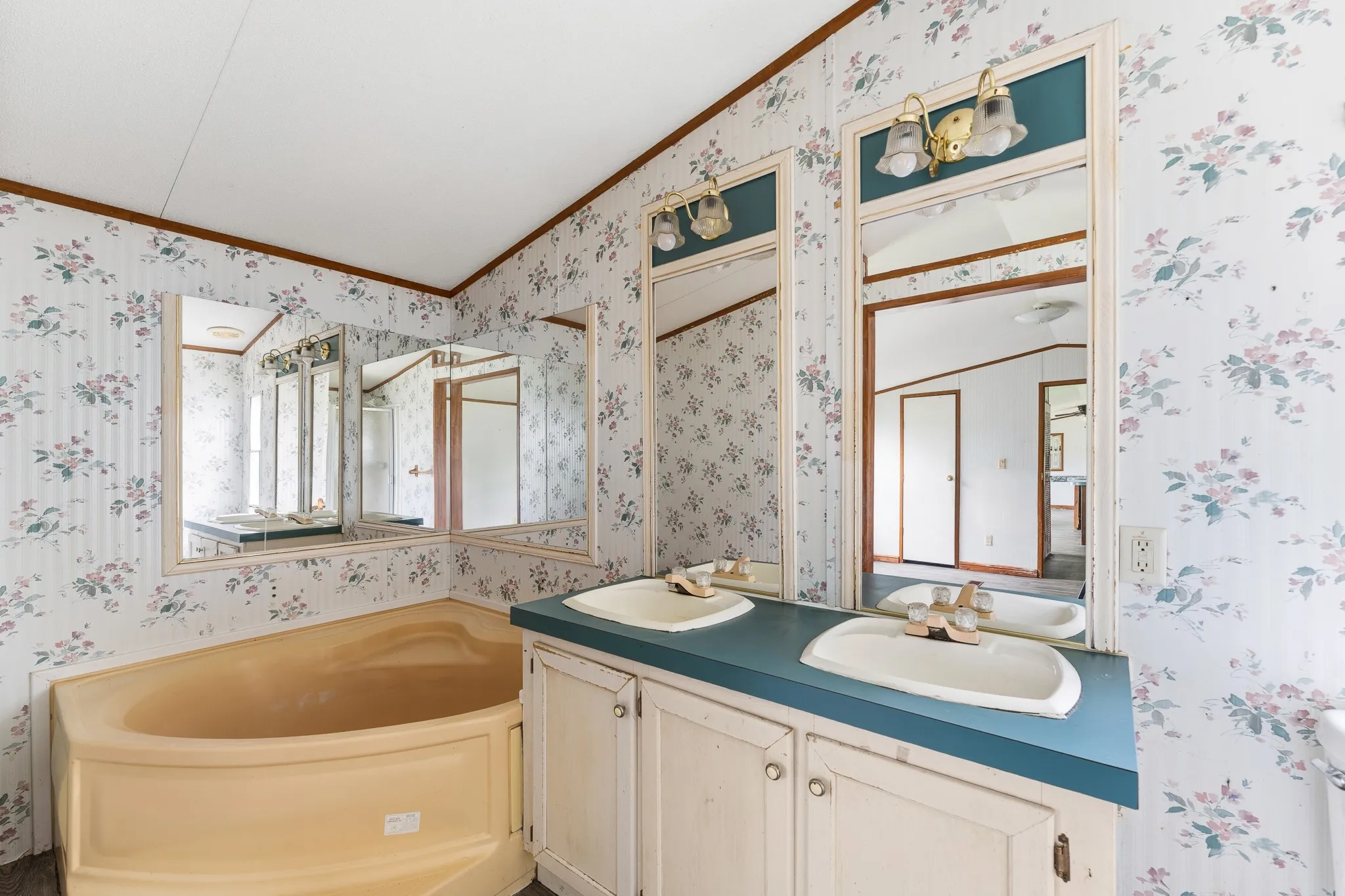 Single Family Residence For Sale in Hunt County , 8726 County Road 2580, Royse City, Texas 75189, 6 Bedroom, 3 Bathroom, Garage spaces, 2,583 Sqft, built in 1992, mls#21344661, Real Estate Agent in Royse City, Homes For Sale in Hunt county, Homes For Sale in Royse City, Realtor in Royse City Texas, Real Estate Brokerage Independent Realty Texas, Luminita Cordes Realtor