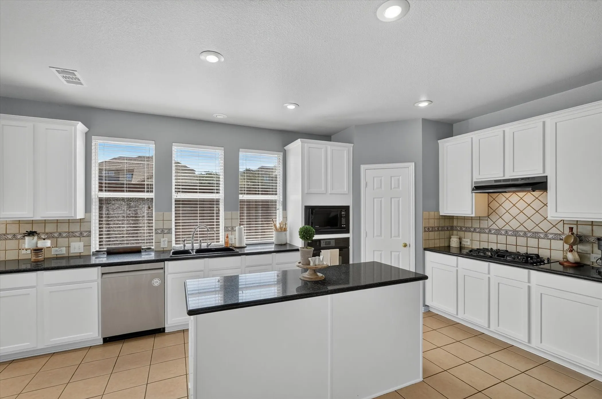 Single Family Residence For Sale in Dallas County , 4302 Founders Drive, Rowlett, Texas 75089, 4 Bedroom, 4 Bathroom, 3 Garage spaces, 3,220 Sqft, built in 2001, mls#21344631, Real Estate Agent in Rowlett, Homes For Sale in Dallas county, Homes For Sale in Rowlett, Realtor in Rowlett Texas, Real Estate Brokerage Independent Realty Texas, Luminita Cordes Realtor