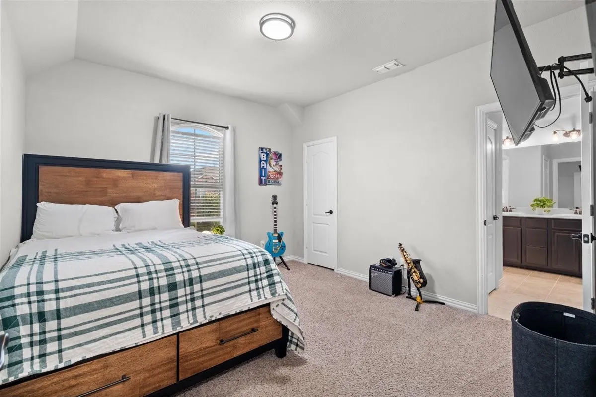 Generously sized secondary bedroom with ensuite bathroom access