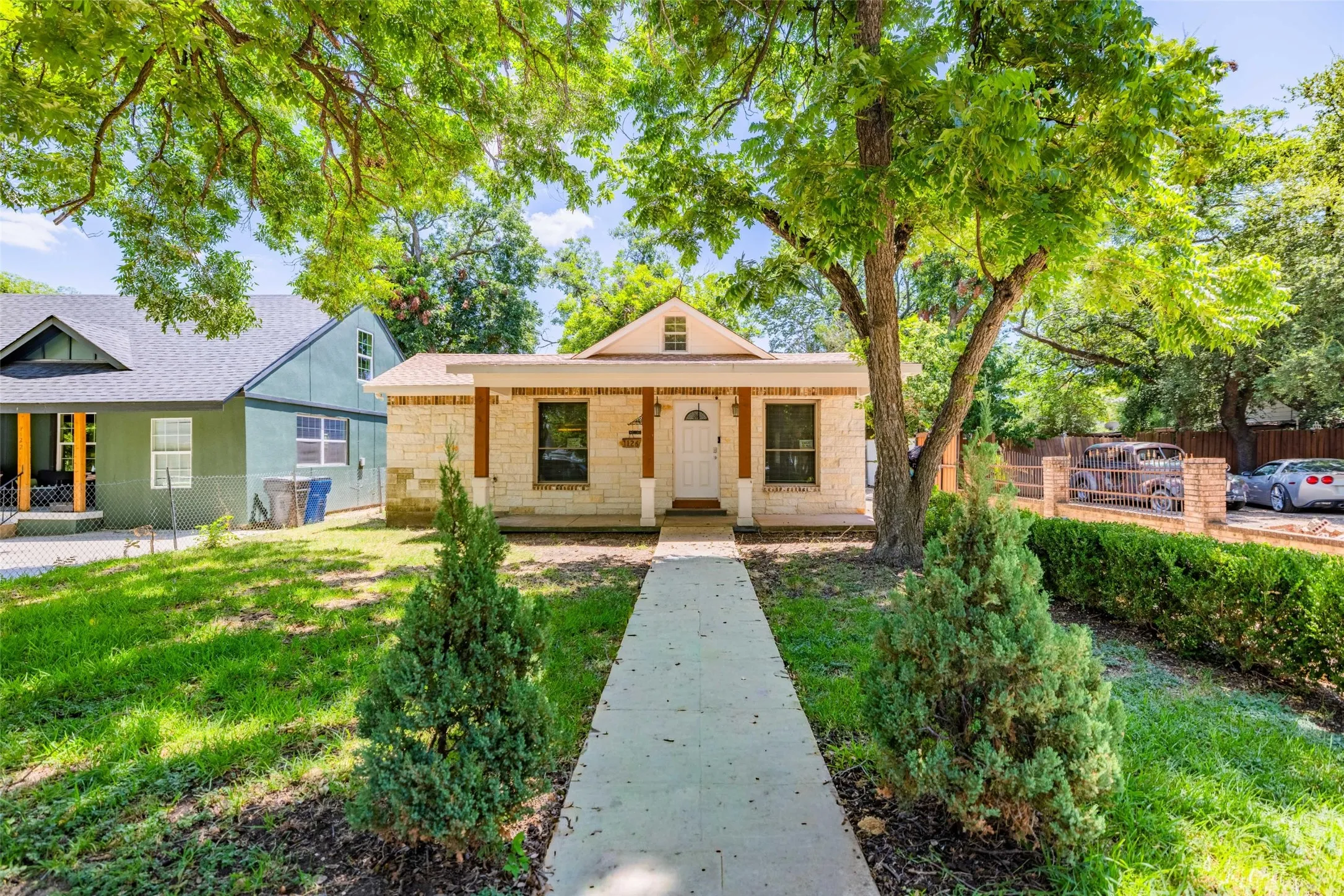 Single Family Residence For Rent in Dallas County , 1126 Wilbur Street, Dallas, Texas 75224, 3 Bedroom, 2 Bathroom, Garage spaces, 1,382 Sqft, built in 1923, mls#21344710, Real Estate Agent in Dallas, Homes For Rent in Dallas county, Homes For Rent in Dallas, Realtor in Dallas Texas, Real Estate Brokerage Independent Realty Texas, Luminita Cordes Realtor