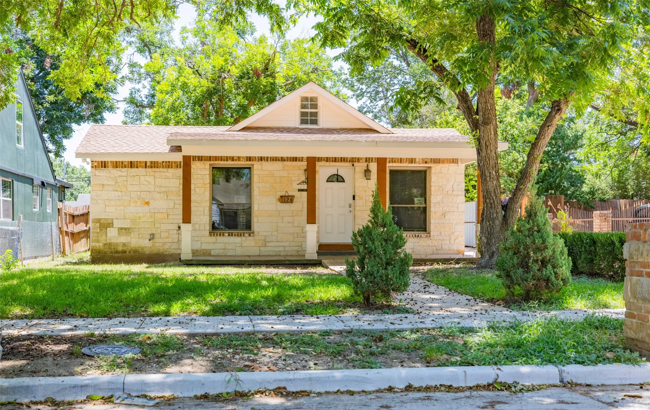 Single Family Residence For Rent in Dallas County , 1126 Wilbur Street, Dallas, Texas 75224, 3 Bedroom, 2 Bathroom, Garage spaces, 1,382 Sqft, built in 1923, mls#21344710, Real Estate Agent in Dallas, Homes For Rent in Dallas county, Homes For Rent in Dallas, Realtor in Dallas Texas, Real Estate Brokerage Independent Realty Texas, Luminita Cordes Realtor