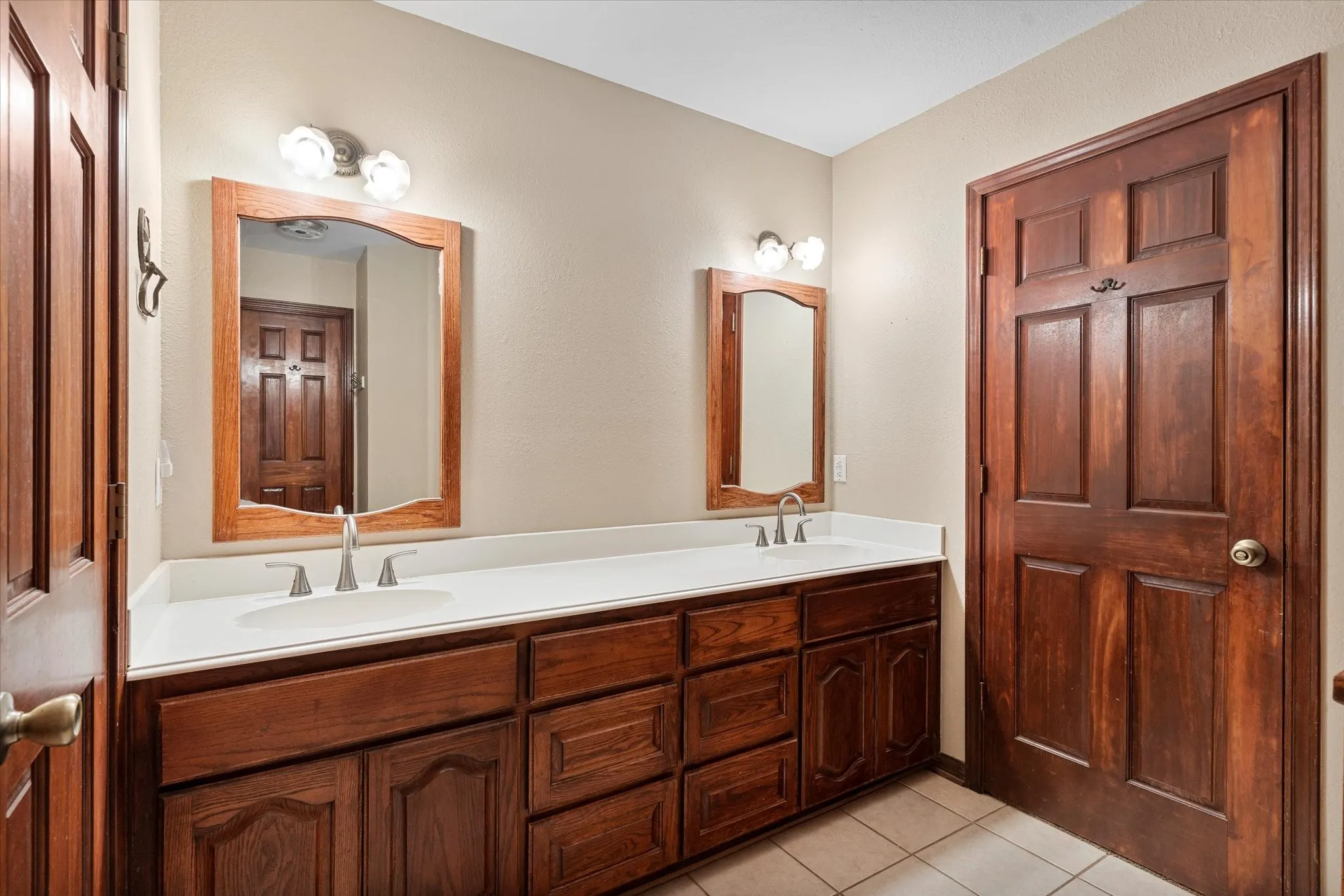 Farm For Sale in Grayson County , 685 W Line Road, Whitesboro, Texas 76273, 4 Bedroom, 4 Bathroom, 2 Garage spaces, 2,387 Sqft, built in 1997, mls#21344577, Real Estate Agent in Whitesboro, Homes For Sale in Grayson county, Homes For Sale in Whitesboro, Realtor in Whitesboro Texas, Real Estate Brokerage Independent Realty Texas, Luminita Cordes Realtor