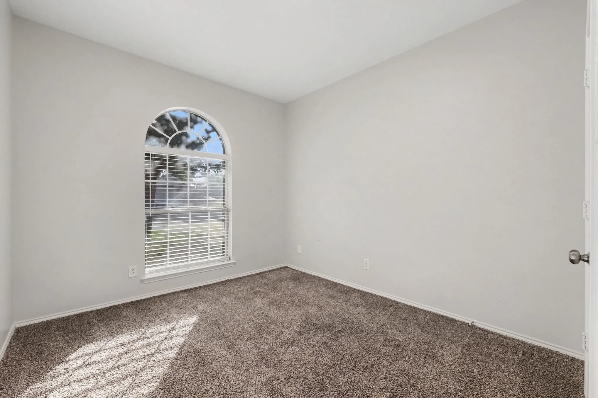Single Family Residence For Sale in Denton County , 3104 Mulholland Road, Corinth, Texas 76210, 3 Bedroom, 2 Bathroom, 2 Garage spaces, 1,671 Sqft, built in 2000, mls#21338062, Real Estate Agent in Corinth, Homes For Sale in Denton county, Homes For Sale in Corinth, Realtor in Corinth Texas, Real Estate Brokerage Independent Realty Texas, Luminita Cordes Realtor