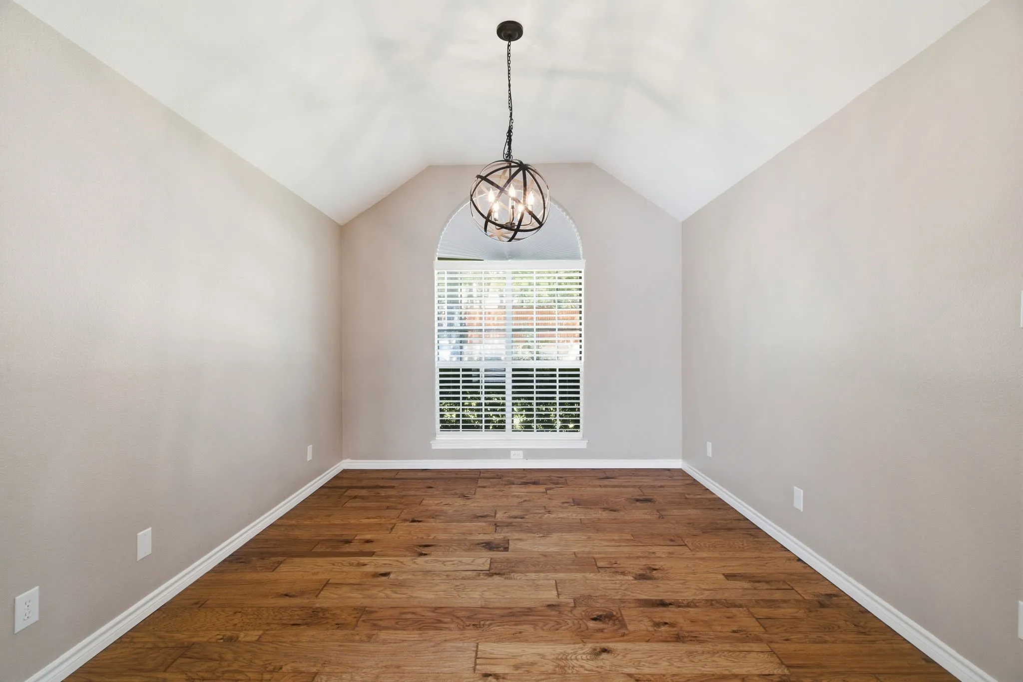 Single Family Residence For Sale in Tarrant County , 8417 Castle Creek Road, North Richland Hills, Texas 76182, 3 Bedroom, 3 Bathroom, 2 Garage spaces, 2,099 Sqft, built in 1995, mls#21342604, Real Estate Agent in North Richland Hills, Homes For Sale in Tarrant county, Homes For Sale in North Richland Hills, Realtor in North Richland Hills Texas, Real Estate Brokerage Independent Realty Texas, Luminita Cordes Realtor