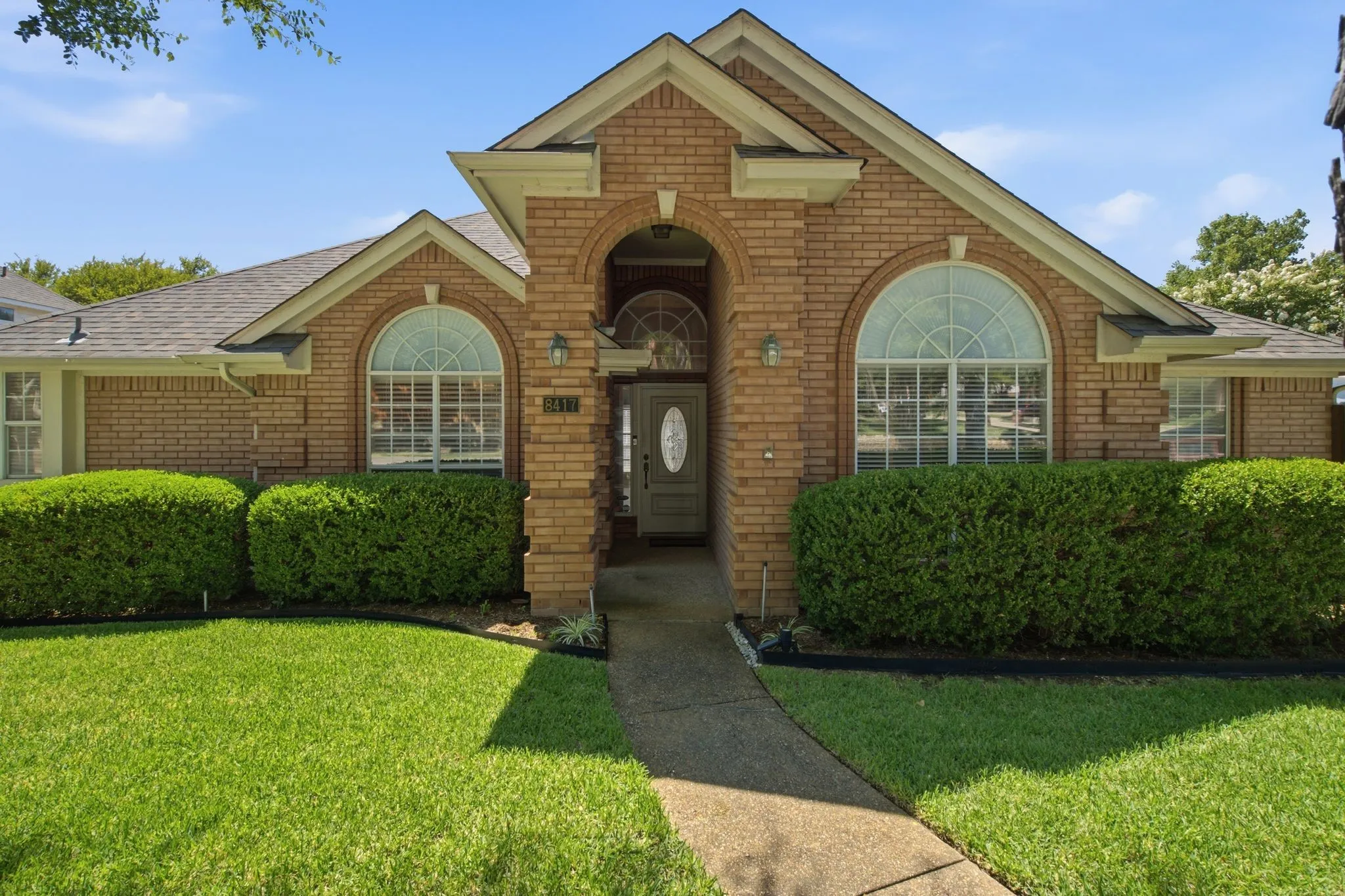 Single Family Residence For Sale in Tarrant County , 8417 Castle Creek Road, North Richland Hills, Texas 76182, 3 Bedroom, 3 Bathroom, 2 Garage spaces, 2,099 Sqft, built in 1995, mls#21342604, Real Estate Agent in North Richland Hills, Homes For Sale in Tarrant county, Homes For Sale in North Richland Hills, Realtor in North Richland Hills Texas, Real Estate Brokerage Independent Realty Texas, Luminita Cordes Realtor