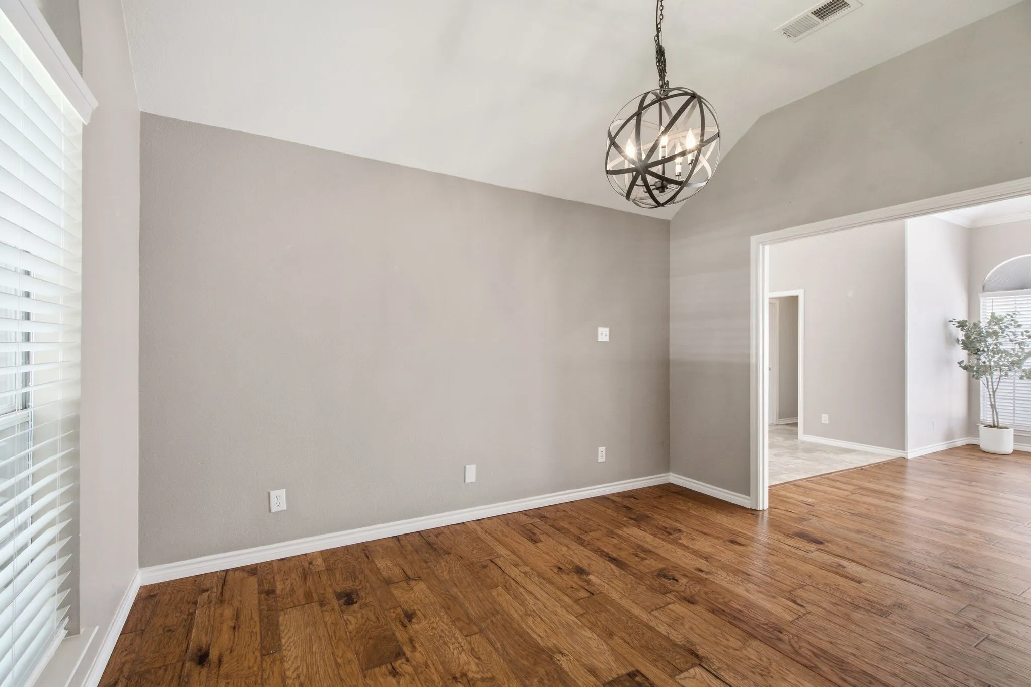 Single Family Residence For Sale in Tarrant County , 8417 Castle Creek Road, North Richland Hills, Texas 76182, 3 Bedroom, 3 Bathroom, 2 Garage spaces, 2,099 Sqft, built in 1995, mls#21342604, Real Estate Agent in North Richland Hills, Homes For Sale in Tarrant county, Homes For Sale in North Richland Hills, Realtor in North Richland Hills Texas, Real Estate Brokerage Independent Realty Texas, Luminita Cordes Realtor