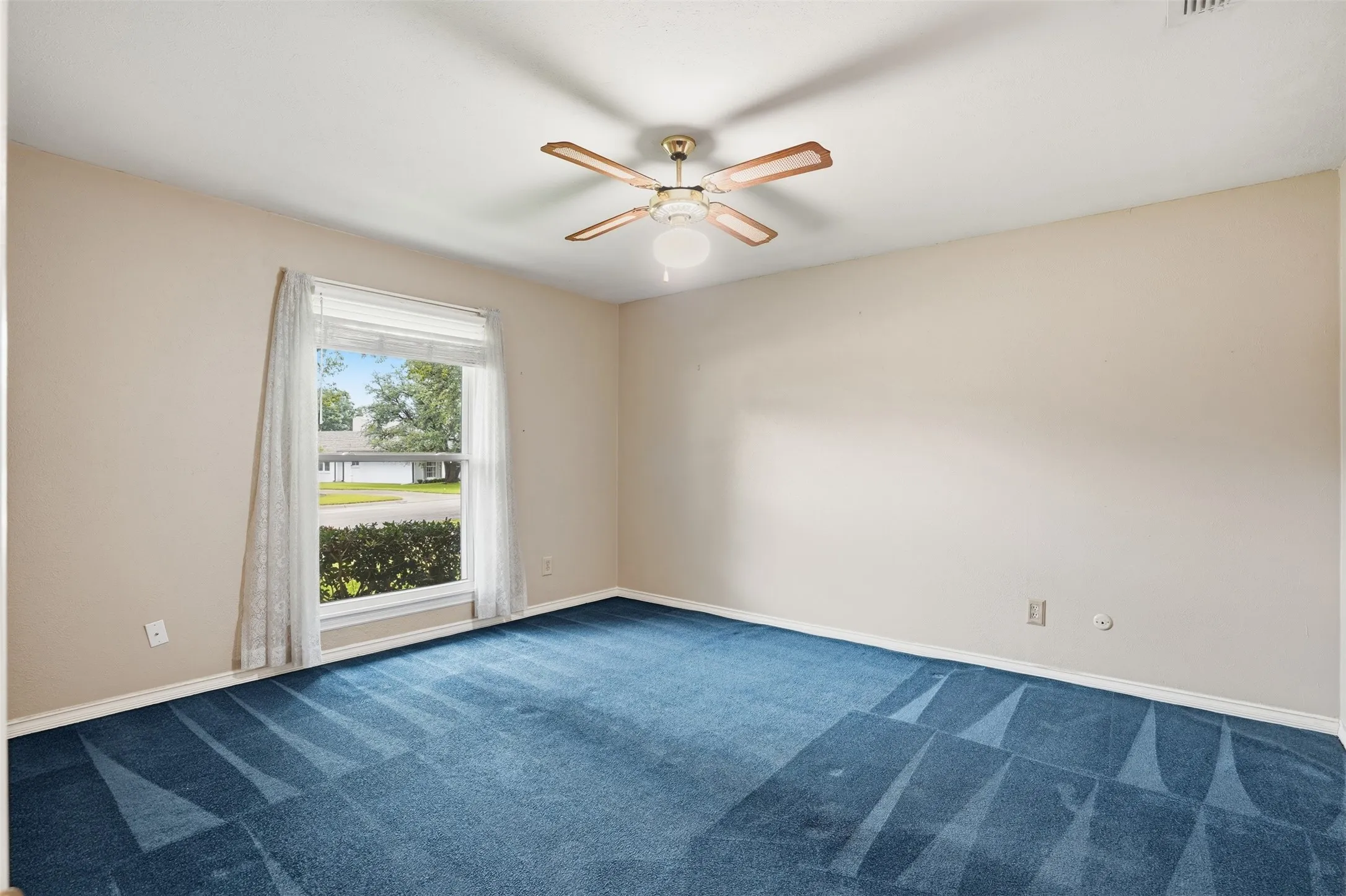 Single Family Residence For Sale in Tarrant County , 4328 Winding Way, Benbrook, Texas 76126, 4 Bedroom, 3 Bathroom, 2 Garage spaces, 2,615 Sqft, built in 1970, mls#21333032, Real Estate Agent in Benbrook, Homes For Sale in Tarrant county, Homes For Sale in Benbrook, Realtor in Benbrook Texas, Real Estate Brokerage Independent Realty Texas, Luminita Cordes Realtor