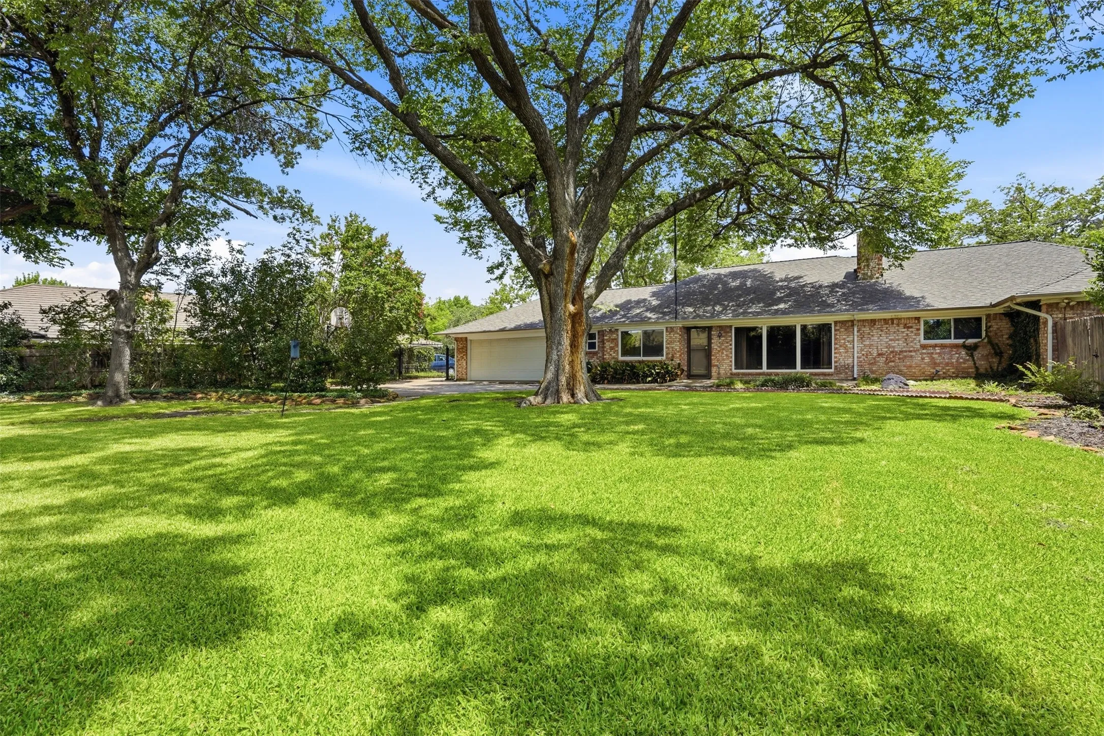 Single Family Residence For Sale in Tarrant County , 4328 Winding Way, Benbrook, Texas 76126, 4 Bedroom, 3 Bathroom, 2 Garage spaces, 2,615 Sqft, built in 1970, mls#21333032, Real Estate Agent in Benbrook, Homes For Sale in Tarrant county, Homes For Sale in Benbrook, Realtor in Benbrook Texas, Real Estate Brokerage Independent Realty Texas, Luminita Cordes Realtor