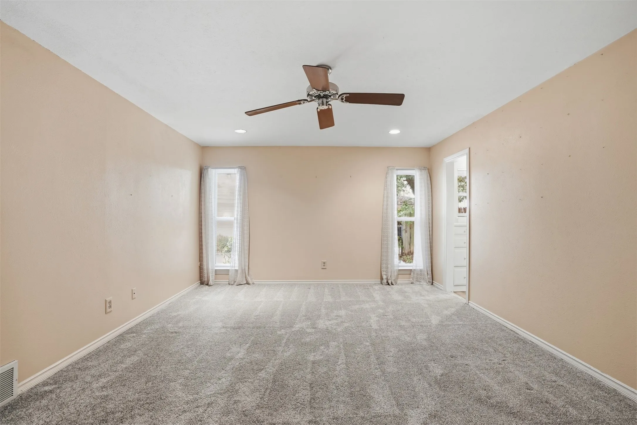Single Family Residence For Sale in Tarrant County , 4328 Winding Way, Benbrook, Texas 76126, 4 Bedroom, 3 Bathroom, 2 Garage spaces, 2,615 Sqft, built in 1970, mls#21333032, Real Estate Agent in Benbrook, Homes For Sale in Tarrant county, Homes For Sale in Benbrook, Realtor in Benbrook Texas, Real Estate Brokerage Independent Realty Texas, Luminita Cordes Realtor