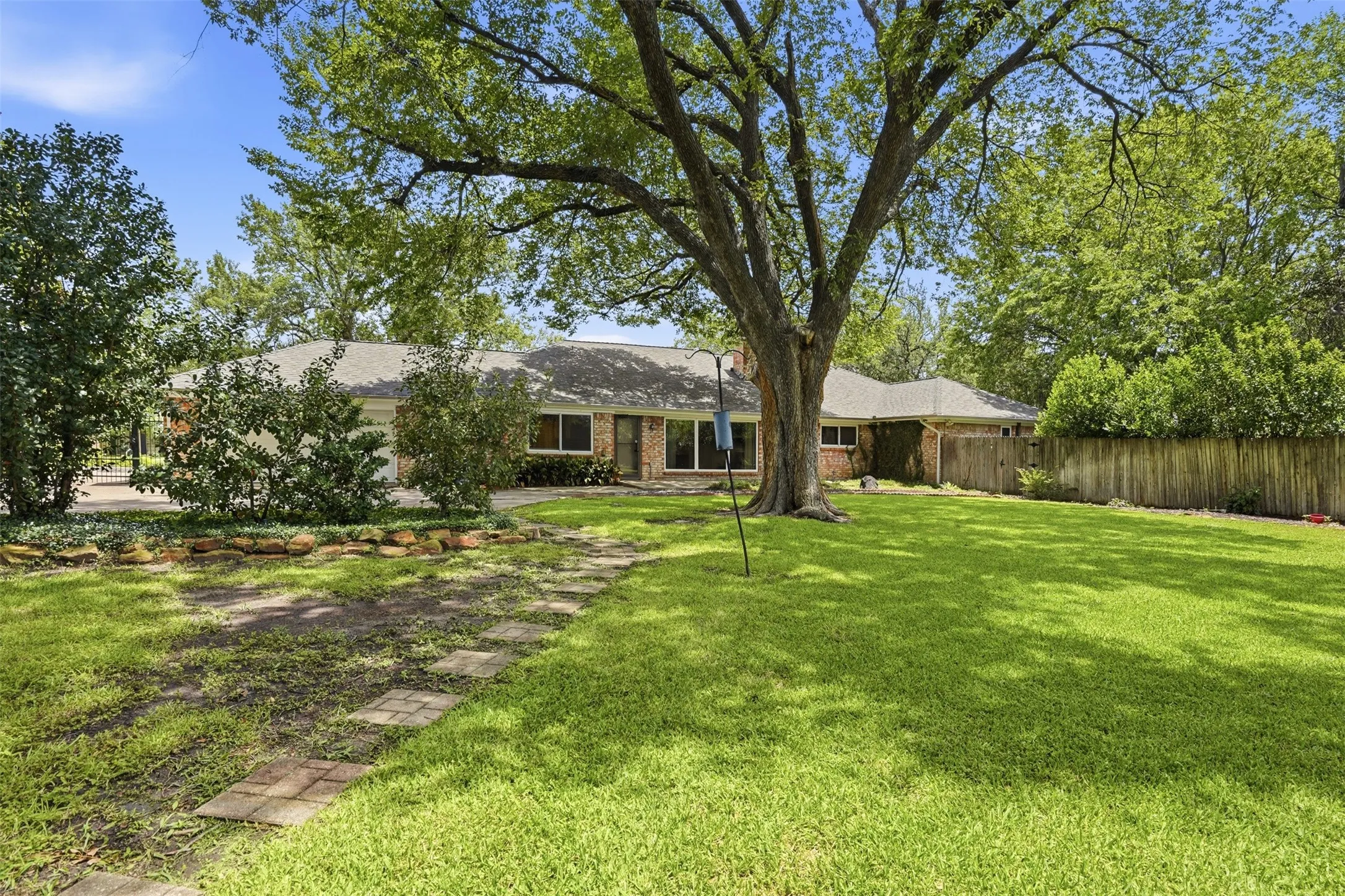Single Family Residence For Sale in Tarrant County , 4328 Winding Way, Benbrook, Texas 76126, 4 Bedroom, 3 Bathroom, 2 Garage spaces, 2,615 Sqft, built in 1970, mls#21333032, Real Estate Agent in Benbrook, Homes For Sale in Tarrant county, Homes For Sale in Benbrook, Realtor in Benbrook Texas, Real Estate Brokerage Independent Realty Texas, Luminita Cordes Realtor