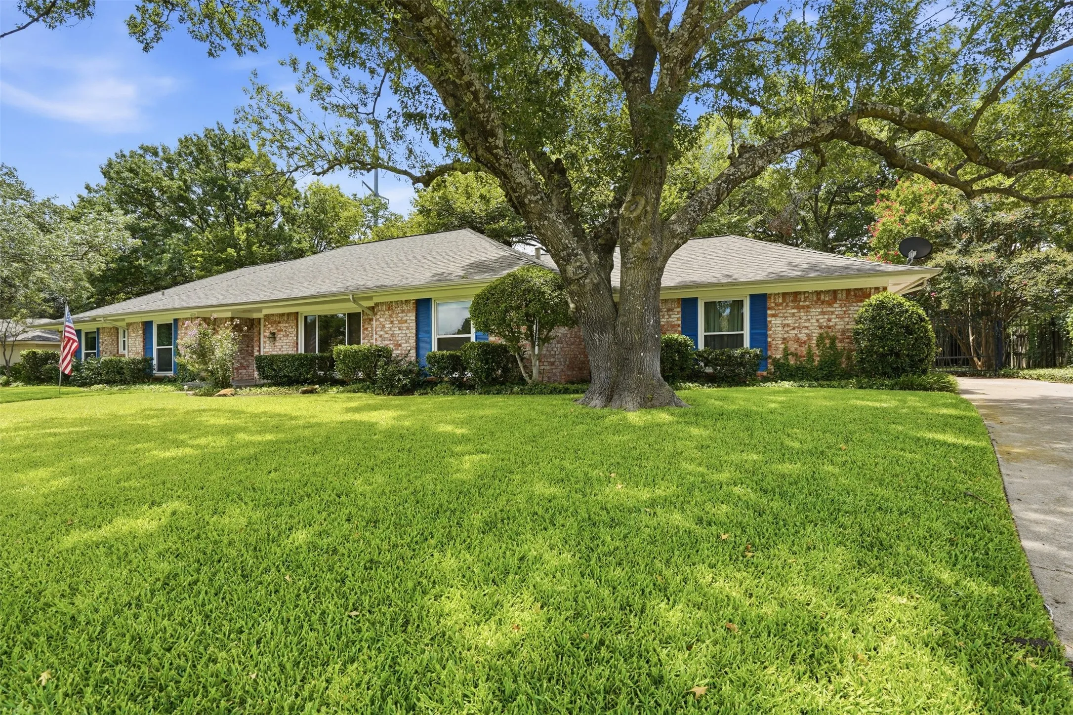 Single Family Residence For Sale in Tarrant County , 4328 Winding Way, Benbrook, Texas 76126, 4 Bedroom, 3 Bathroom, 2 Garage spaces, 2,615 Sqft, built in 1970, mls#21333032, Real Estate Agent in Benbrook, Homes For Sale in Tarrant county, Homes For Sale in Benbrook, Realtor in Benbrook Texas, Real Estate Brokerage Independent Realty Texas, Luminita Cordes Realtor
