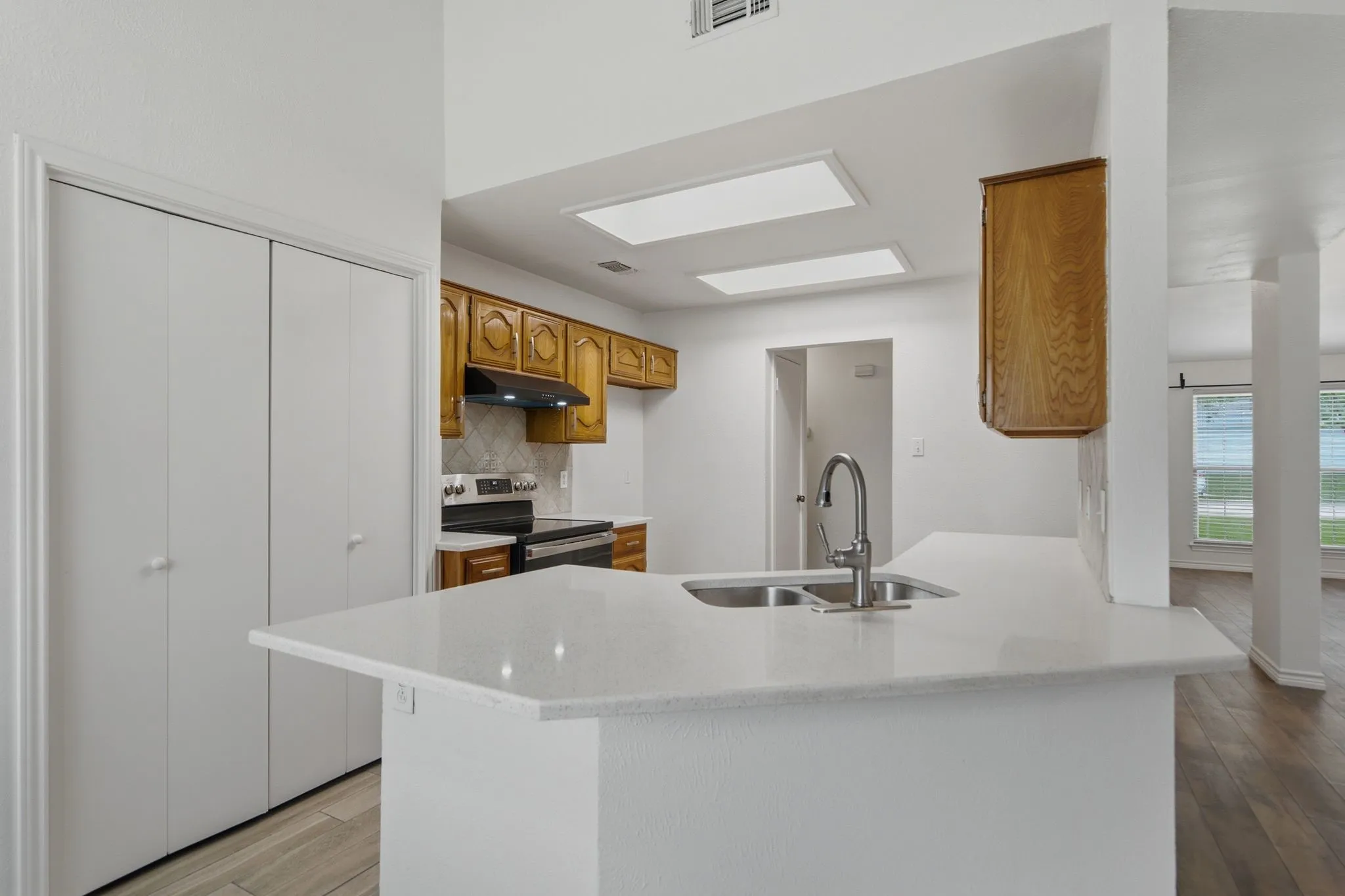 Single Family Residence For Rent in Denton County , 1830 Tiburon Bend, Lewisville, Texas 75067, 3 Bedroom, 2 Bathroom, 2 Garage spaces, 1,670 Sqft, built in 1983, mls#21344742, Real Estate Agent in Lewisville, Homes For Rent in Denton county, Homes For Rent in Lewisville, Realtor in Lewisville Texas, Real Estate Brokerage Independent Realty Texas, Luminita Cordes Realtor