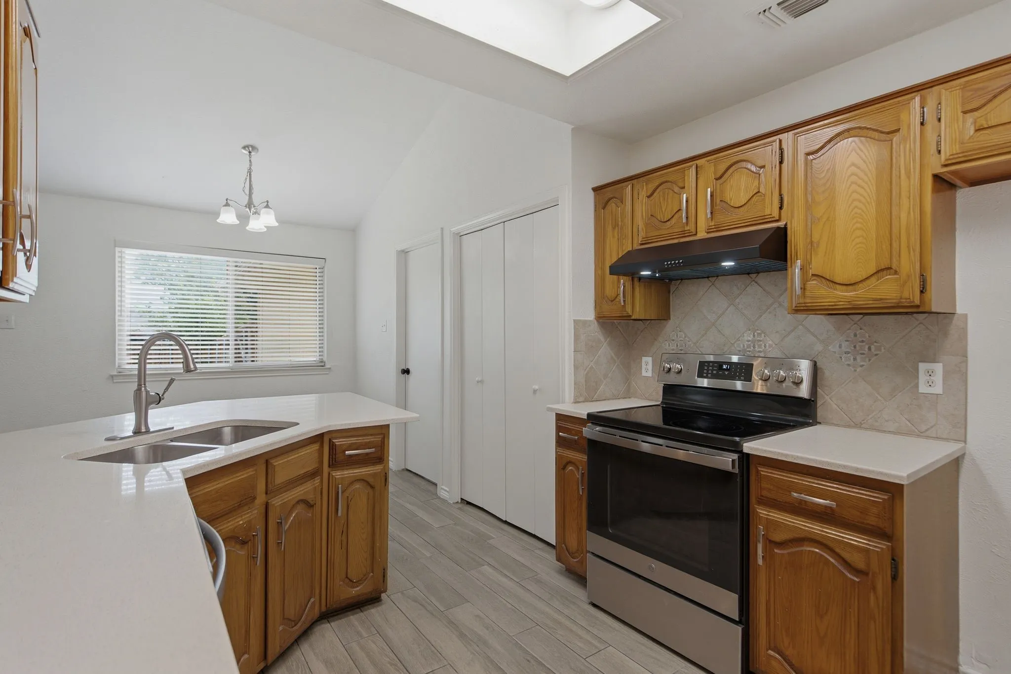 Single Family Residence For Rent in Denton County , 1830 Tiburon Bend, Lewisville, Texas 75067, 3 Bedroom, 2 Bathroom, 2 Garage spaces, 1,670 Sqft, built in 1983, mls#21344742, Real Estate Agent in Lewisville, Homes For Rent in Denton county, Homes For Rent in Lewisville, Realtor in Lewisville Texas, Real Estate Brokerage Independent Realty Texas, Luminita Cordes Realtor