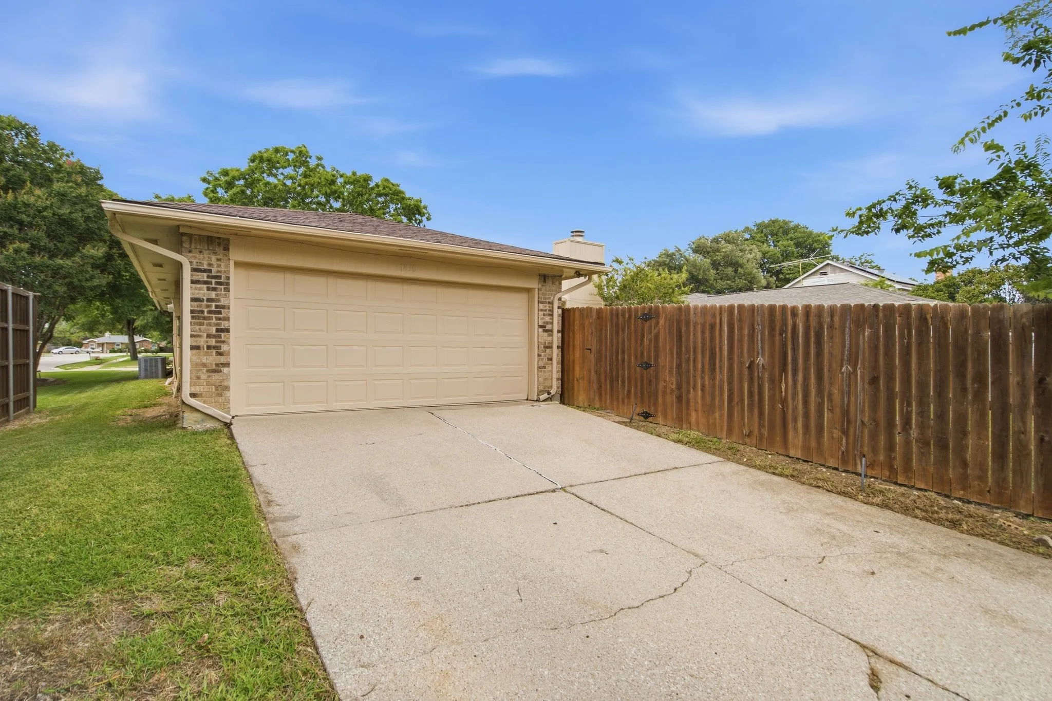 Single Family Residence For Rent in Denton County , 1830 Tiburon Bend, Lewisville, Texas 75067, 3 Bedroom, 2 Bathroom, 2 Garage spaces, 1,670 Sqft, built in 1983, mls#21344742, Real Estate Agent in Lewisville, Homes For Rent in Denton county, Homes For Rent in Lewisville, Realtor in Lewisville Texas, Real Estate Brokerage Independent Realty Texas, Luminita Cordes Realtor