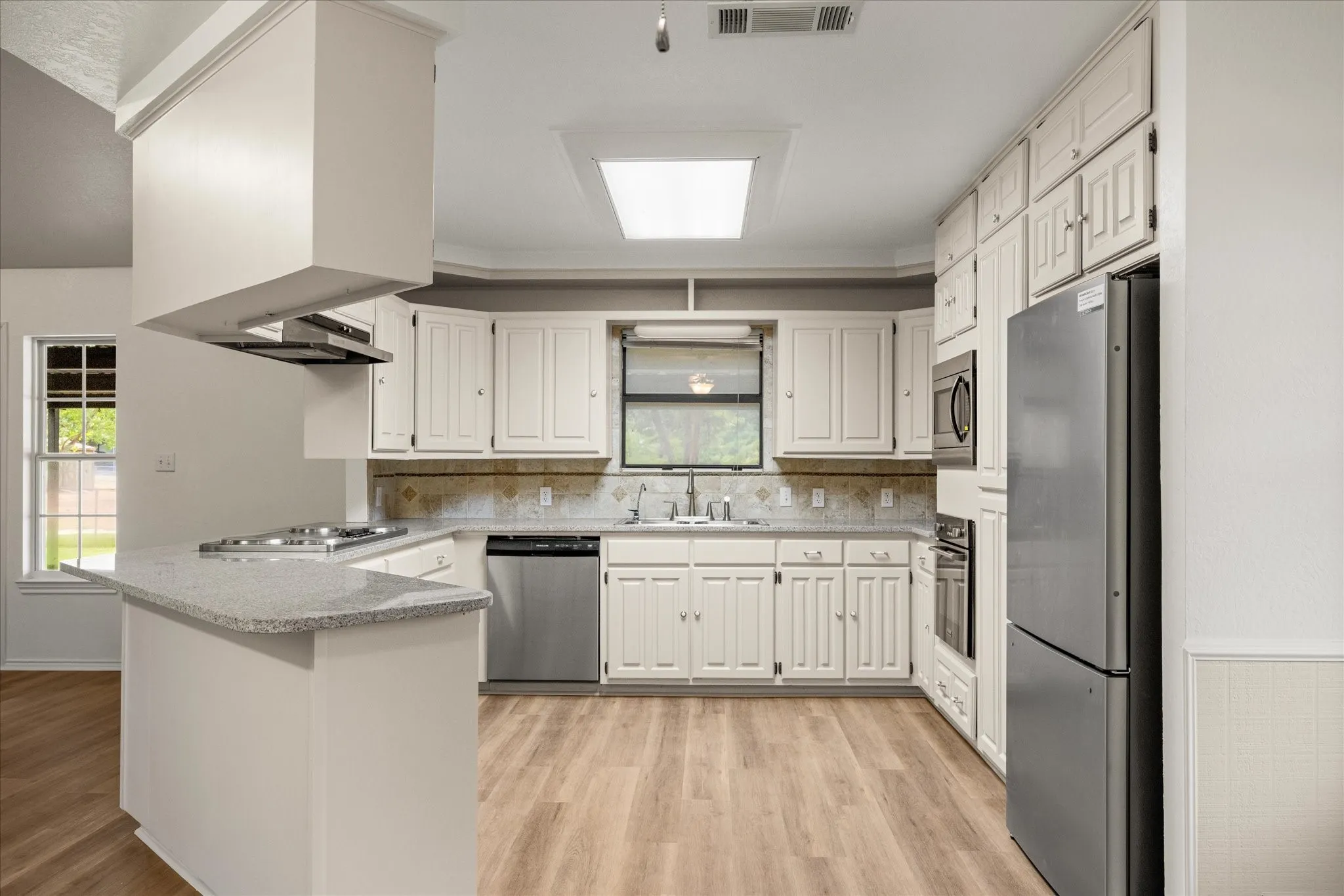 Single Family Residence For Rent in Hood County , 417 Sky Harbour Court, Granbury, Texas 76049, 3 Bedroom, 2 Bathroom, 2 Garage spaces, 1,888 Sqft, built in 1986, mls#21343259, Real Estate Agent in Granbury, Homes For Rent in Hood county, Homes For Rent in Granbury, Realtor in Granbury Texas, Real Estate Brokerage Independent Realty Texas, Luminita Cordes Realtor