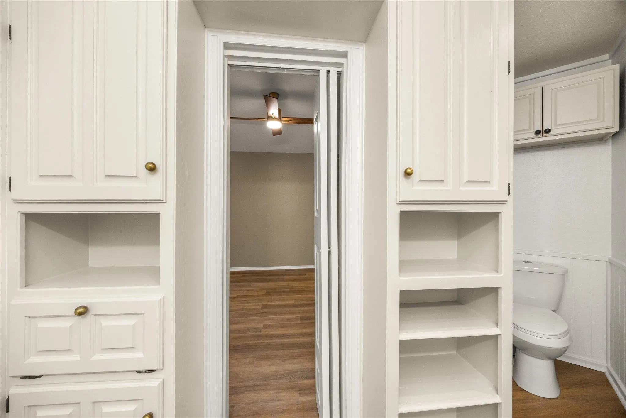 Single Family Residence For Rent in Hood County , 417 Sky Harbour Court, Granbury, Texas 76049, 3 Bedroom, 2 Bathroom, 2 Garage spaces, 1,888 Sqft, built in 1986, mls#21343259, Real Estate Agent in Granbury, Homes For Rent in Hood county, Homes For Rent in Granbury, Realtor in Granbury Texas, Real Estate Brokerage Independent Realty Texas, Luminita Cordes Realtor