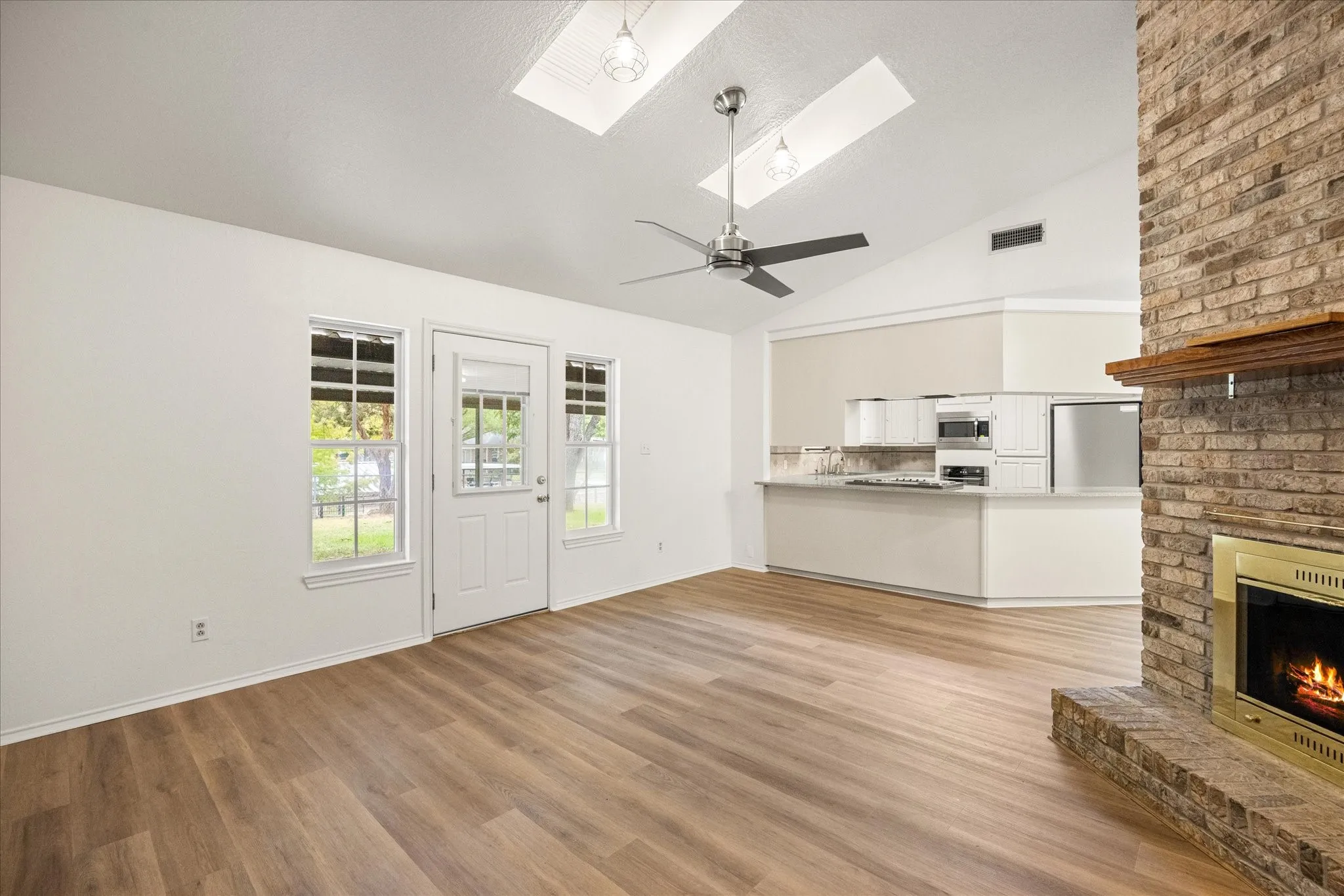 Single Family Residence For Rent in Hood County , 417 Sky Harbour Court, Granbury, Texas 76049, 3 Bedroom, 2 Bathroom, 2 Garage spaces, 1,888 Sqft, built in 1986, mls#21343259, Real Estate Agent in Granbury, Homes For Rent in Hood county, Homes For Rent in Granbury, Realtor in Granbury Texas, Real Estate Brokerage Independent Realty Texas, Luminita Cordes Realtor