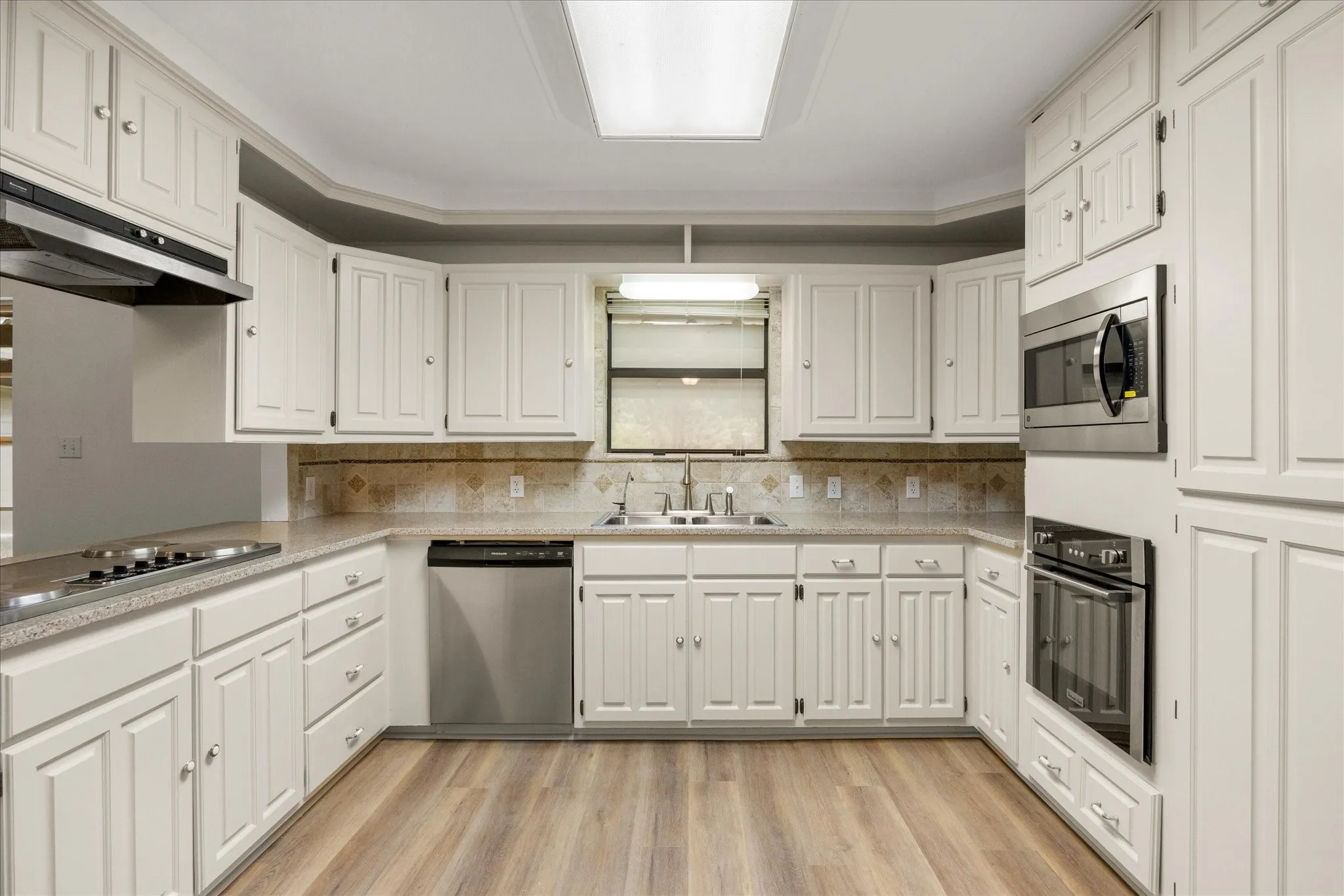 Single Family Residence For Rent in Hood County , 417 Sky Harbour Court, Granbury, Texas 76049, 3 Bedroom, 2 Bathroom, 2 Garage spaces, 1,888 Sqft, built in 1986, mls#21343259, Real Estate Agent in Granbury, Homes For Rent in Hood county, Homes For Rent in Granbury, Realtor in Granbury Texas, Real Estate Brokerage Independent Realty Texas, Luminita Cordes Realtor