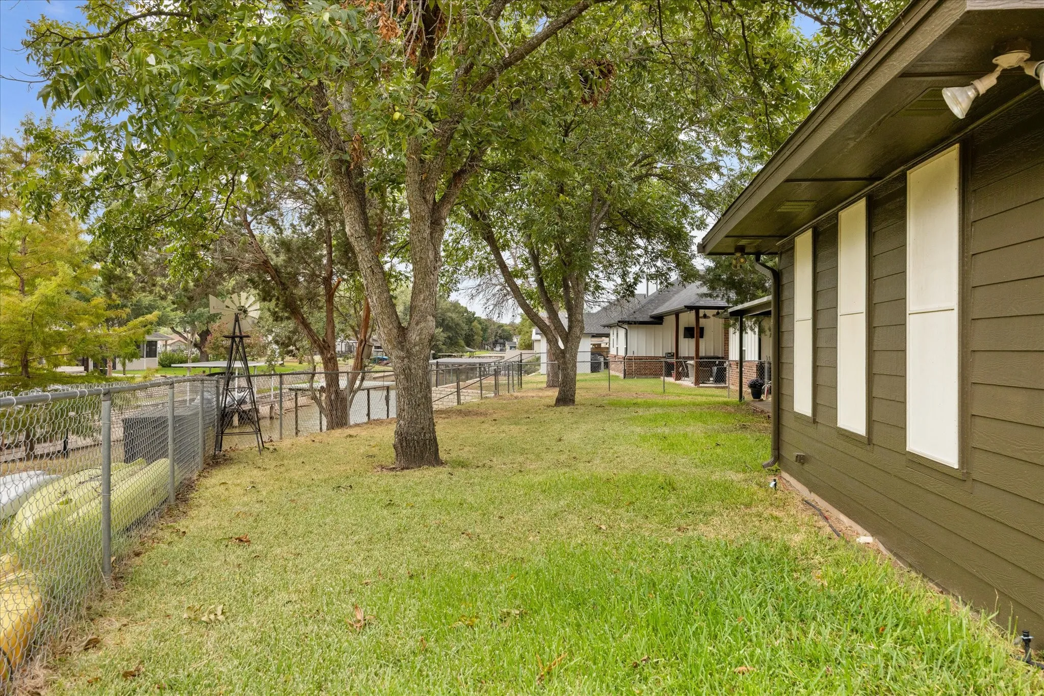 Single Family Residence For Rent in Hood County , 417 Sky Harbour Court, Granbury, Texas 76049, 3 Bedroom, 2 Bathroom, 2 Garage spaces, 1,888 Sqft, built in 1986, mls#21343259, Real Estate Agent in Granbury, Homes For Rent in Hood county, Homes For Rent in Granbury, Realtor in Granbury Texas, Real Estate Brokerage Independent Realty Texas, Luminita Cordes Realtor