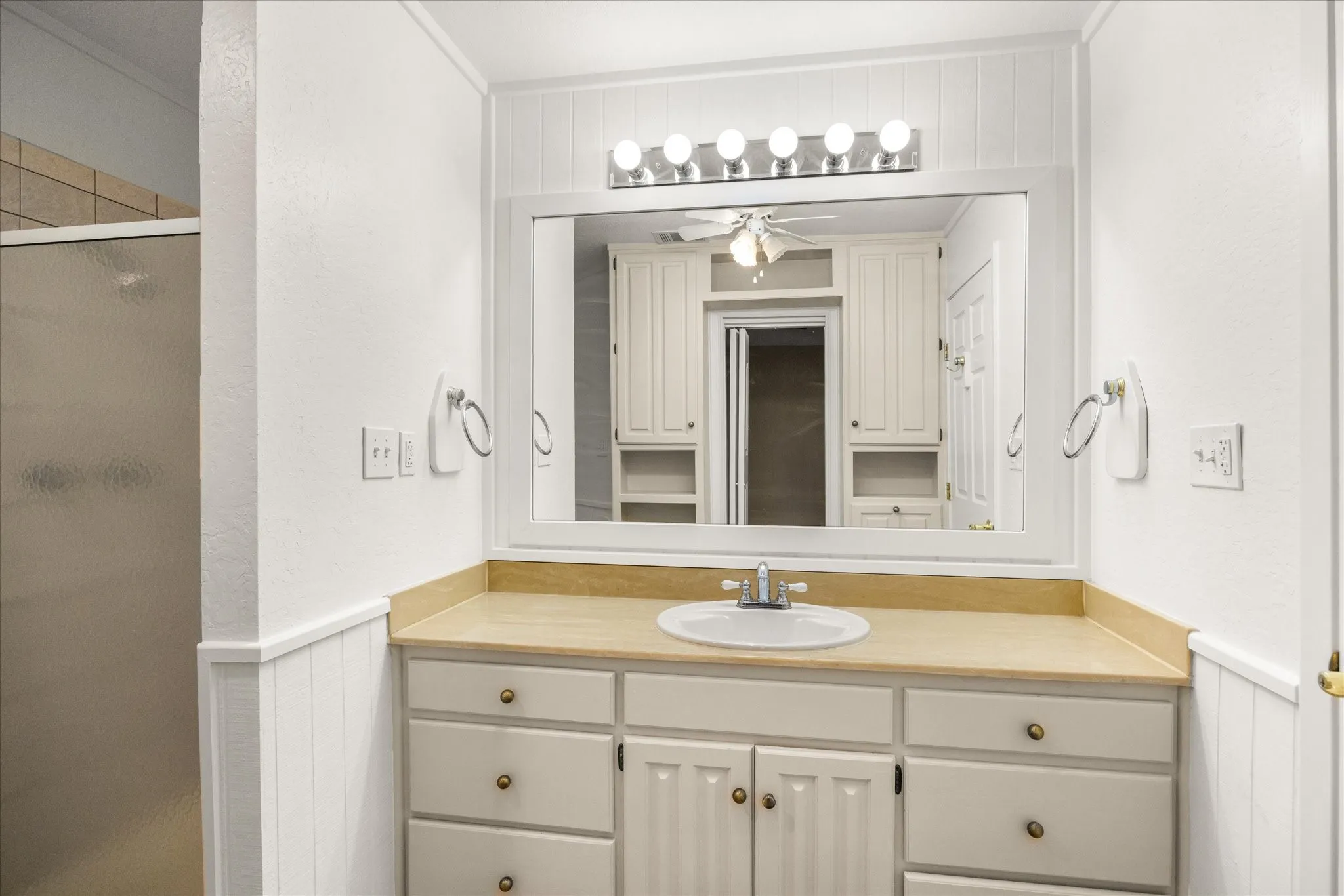 Single Family Residence For Rent in Hood County , 417 Sky Harbour Court, Granbury, Texas 76049, 3 Bedroom, 2 Bathroom, 2 Garage spaces, 1,888 Sqft, built in 1986, mls#21343259, Real Estate Agent in Granbury, Homes For Rent in Hood county, Homes For Rent in Granbury, Realtor in Granbury Texas, Real Estate Brokerage Independent Realty Texas, Luminita Cordes Realtor