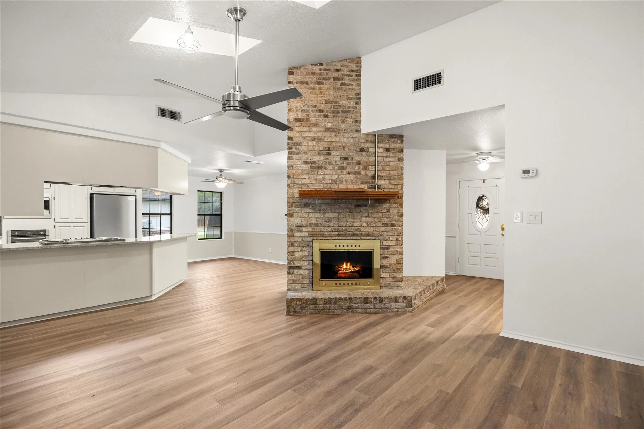 Single Family Residence For Rent in Hood County , 417 Sky Harbour Court, Granbury, Texas 76049, 3 Bedroom, 2 Bathroom, 2 Garage spaces, 1,888 Sqft, built in 1986, mls#21343259, Real Estate Agent in Granbury, Homes For Rent in Hood county, Homes For Rent in Granbury, Realtor in Granbury Texas, Real Estate Brokerage Independent Realty Texas, Luminita Cordes Realtor