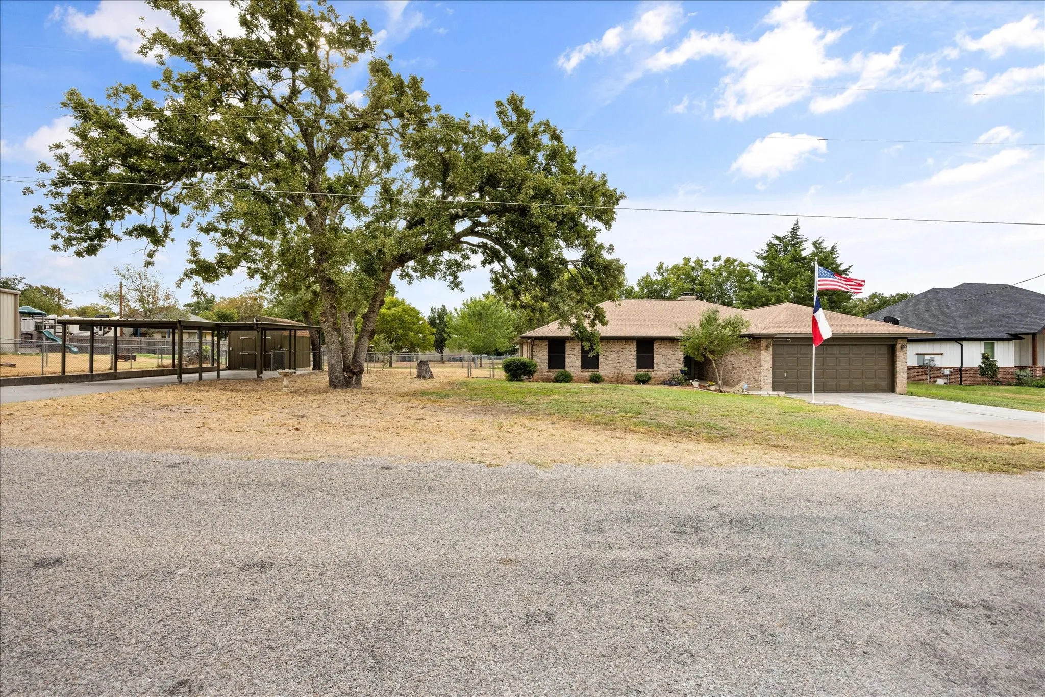 Single Family Residence For Rent in Hood County , 417 Sky Harbour Court, Granbury, Texas 76049, 3 Bedroom, 2 Bathroom, 2 Garage spaces, 1,888 Sqft, built in 1986, mls#21343259, Real Estate Agent in Granbury, Homes For Rent in Hood county, Homes For Rent in Granbury, Realtor in Granbury Texas, Real Estate Brokerage Independent Realty Texas, Luminita Cordes Realtor