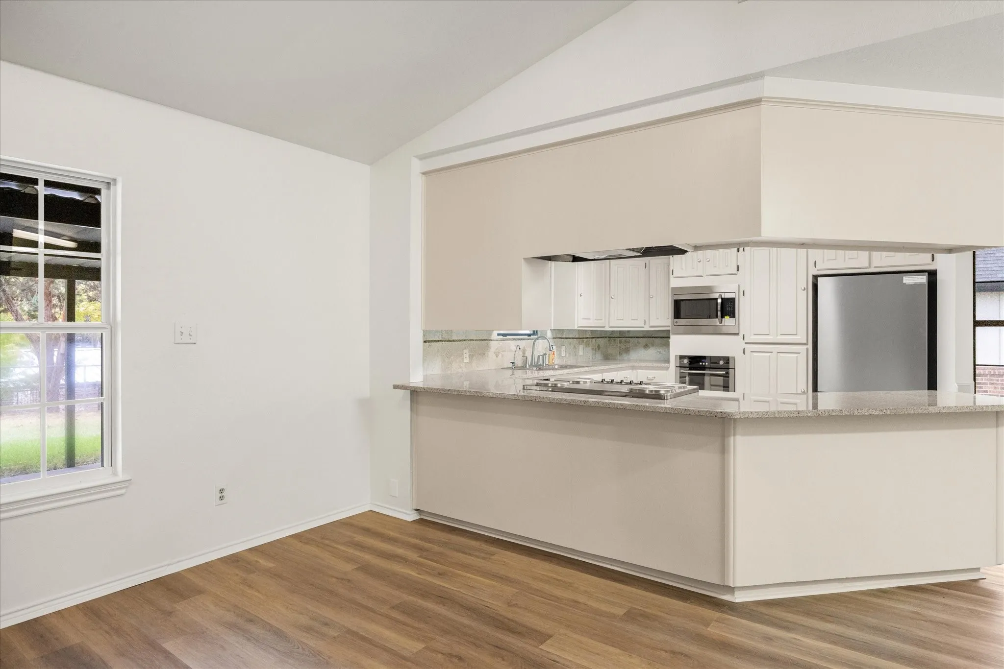 Single Family Residence For Rent in Hood County , 417 Sky Harbour Court, Granbury, Texas 76049, 3 Bedroom, 2 Bathroom, 2 Garage spaces, 1,888 Sqft, built in 1986, mls#21343259, Real Estate Agent in Granbury, Homes For Rent in Hood county, Homes For Rent in Granbury, Realtor in Granbury Texas, Real Estate Brokerage Independent Realty Texas, Luminita Cordes Realtor
