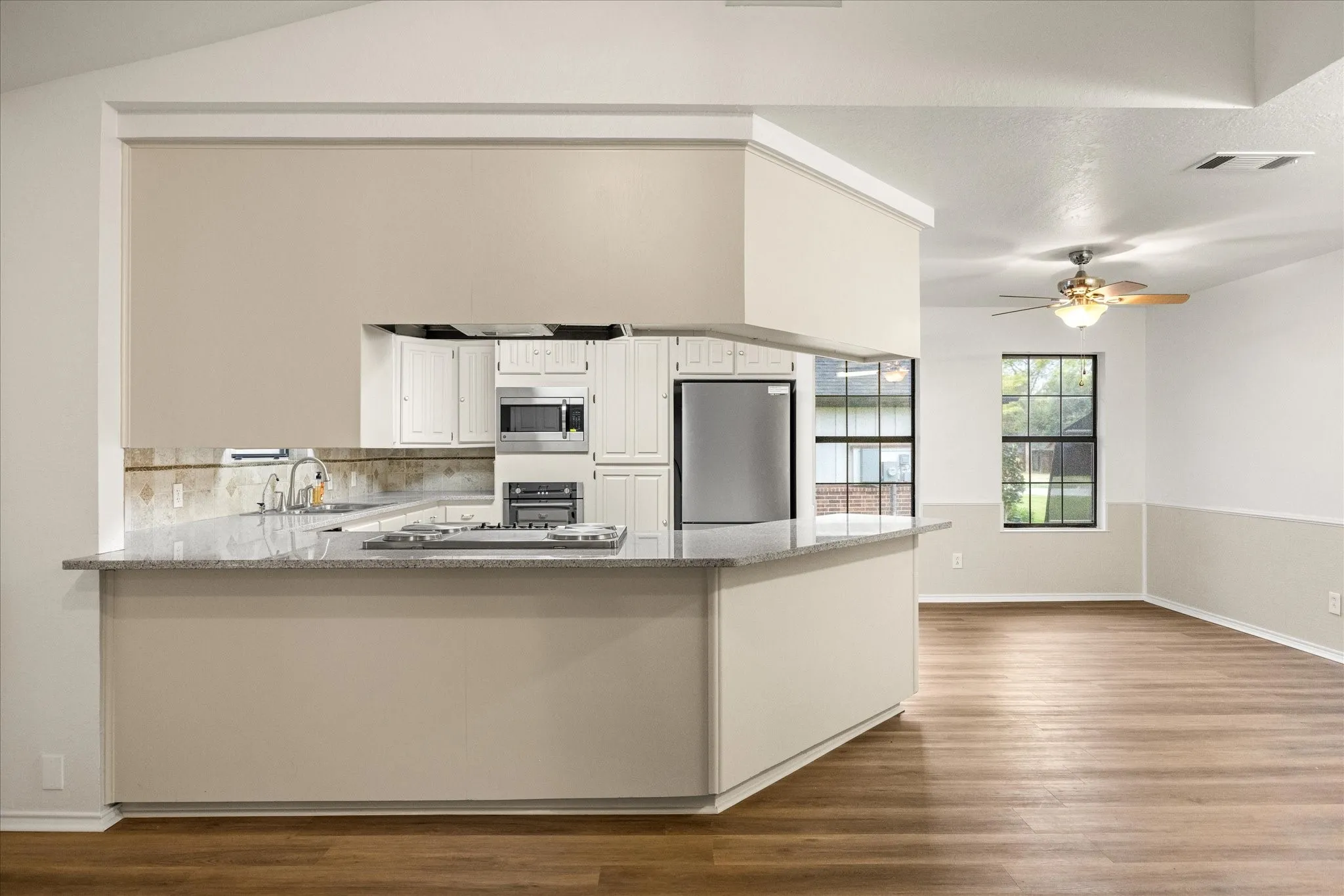 Single Family Residence For Rent in Hood County , 417 Sky Harbour Court, Granbury, Texas 76049, 3 Bedroom, 2 Bathroom, 2 Garage spaces, 1,888 Sqft, built in 1986, mls#21343259, Real Estate Agent in Granbury, Homes For Rent in Hood county, Homes For Rent in Granbury, Realtor in Granbury Texas, Real Estate Brokerage Independent Realty Texas, Luminita Cordes Realtor
