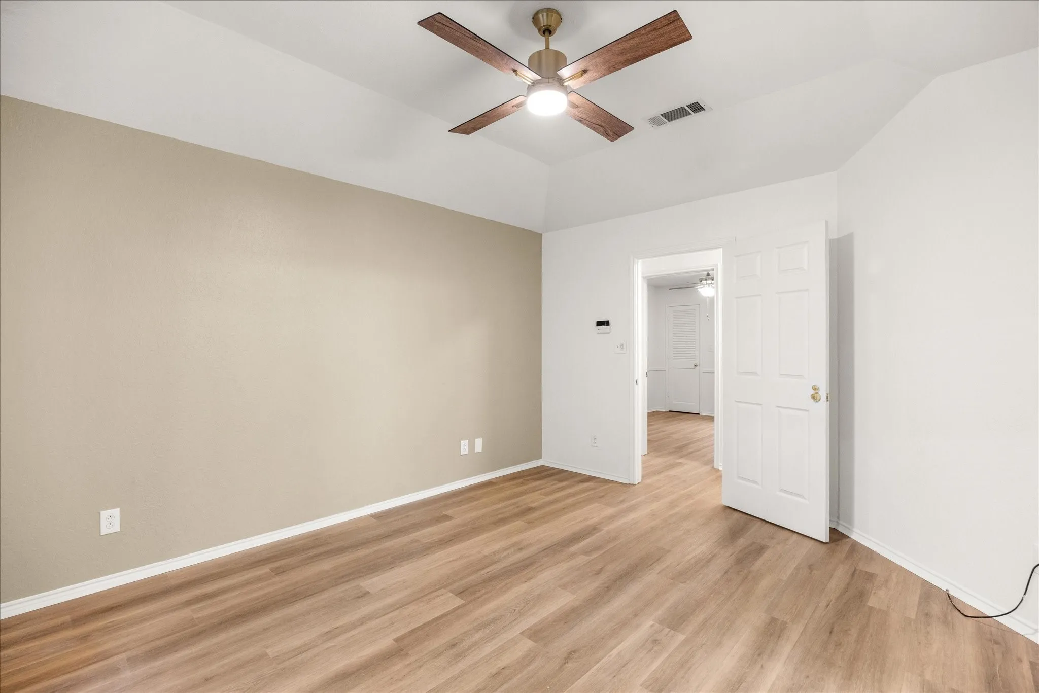 Single Family Residence For Rent in Hood County , 417 Sky Harbour Court, Granbury, Texas 76049, 3 Bedroom, 2 Bathroom, 2 Garage spaces, 1,888 Sqft, built in 1986, mls#21343259, Real Estate Agent in Granbury, Homes For Rent in Hood county, Homes For Rent in Granbury, Realtor in Granbury Texas, Real Estate Brokerage Independent Realty Texas, Luminita Cordes Realtor