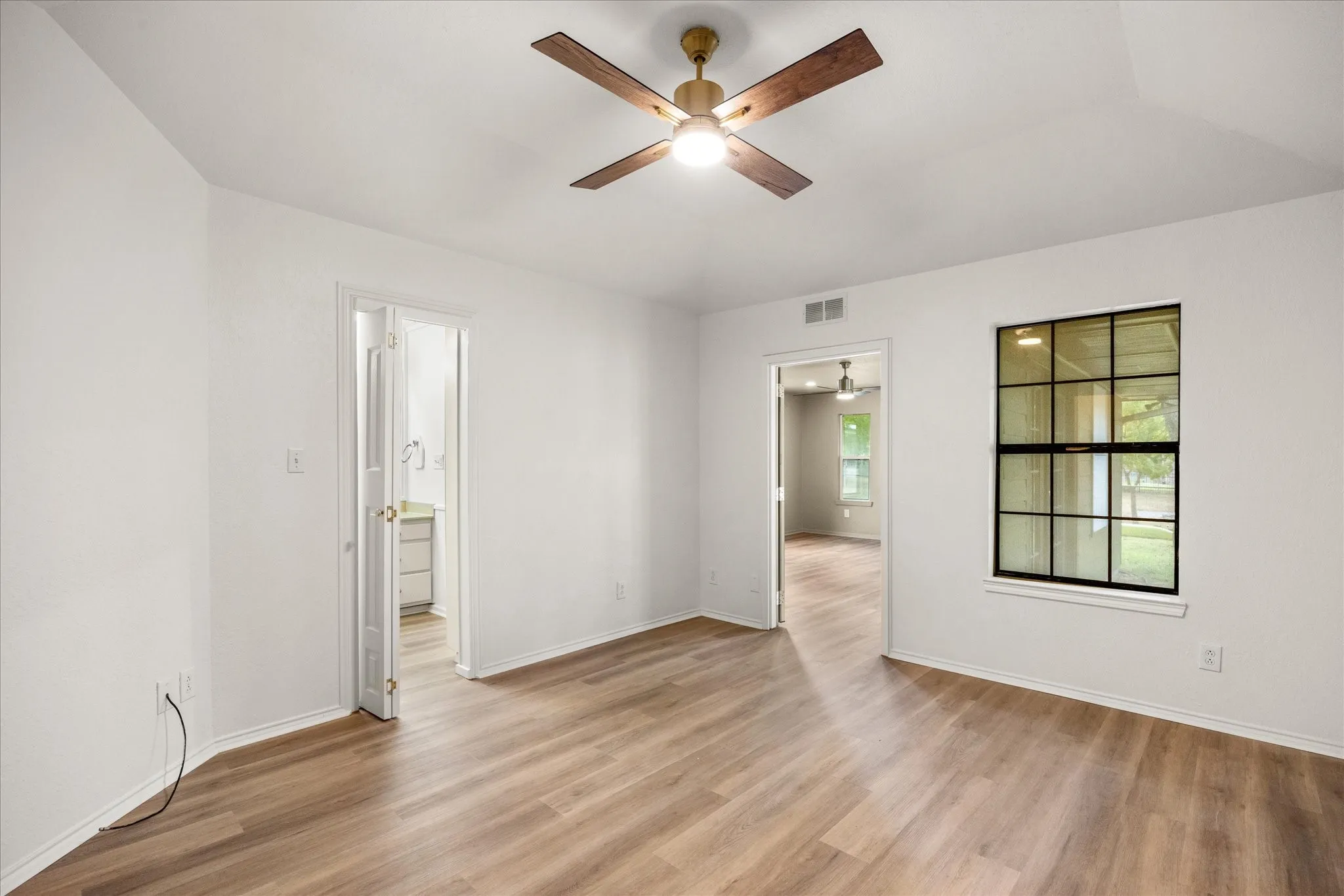 Single Family Residence For Rent in Hood County , 417 Sky Harbour Court, Granbury, Texas 76049, 3 Bedroom, 2 Bathroom, 2 Garage spaces, 1,888 Sqft, built in 1986, mls#21343259, Real Estate Agent in Granbury, Homes For Rent in Hood county, Homes For Rent in Granbury, Realtor in Granbury Texas, Real Estate Brokerage Independent Realty Texas, Luminita Cordes Realtor