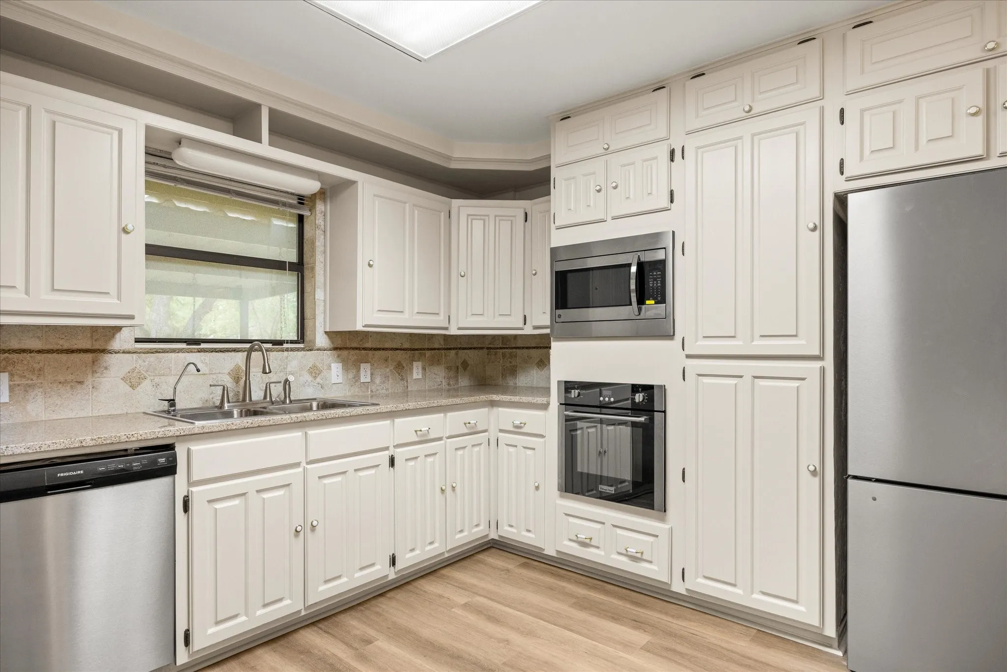Single Family Residence For Rent in Hood County , 417 Sky Harbour Court, Granbury, Texas 76049, 3 Bedroom, 2 Bathroom, 2 Garage spaces, 1,888 Sqft, built in 1986, mls#21343259, Real Estate Agent in Granbury, Homes For Rent in Hood county, Homes For Rent in Granbury, Realtor in Granbury Texas, Real Estate Brokerage Independent Realty Texas, Luminita Cordes Realtor