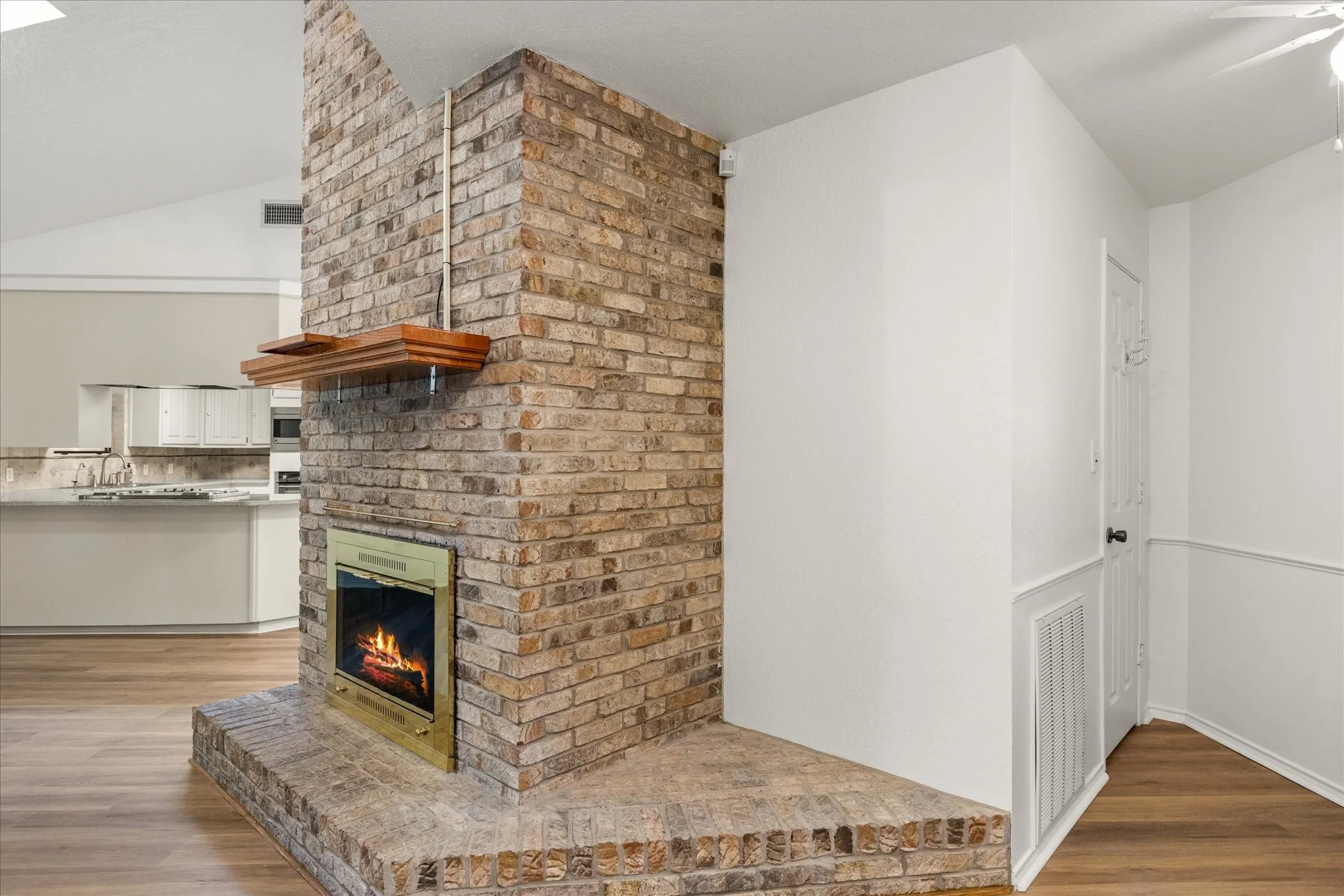 Single Family Residence For Rent in Hood County , 417 Sky Harbour Court, Granbury, Texas 76049, 3 Bedroom, 2 Bathroom, 2 Garage spaces, 1,888 Sqft, built in 1986, mls#21343259, Real Estate Agent in Granbury, Homes For Rent in Hood county, Homes For Rent in Granbury, Realtor in Granbury Texas, Real Estate Brokerage Independent Realty Texas, Luminita Cordes Realtor