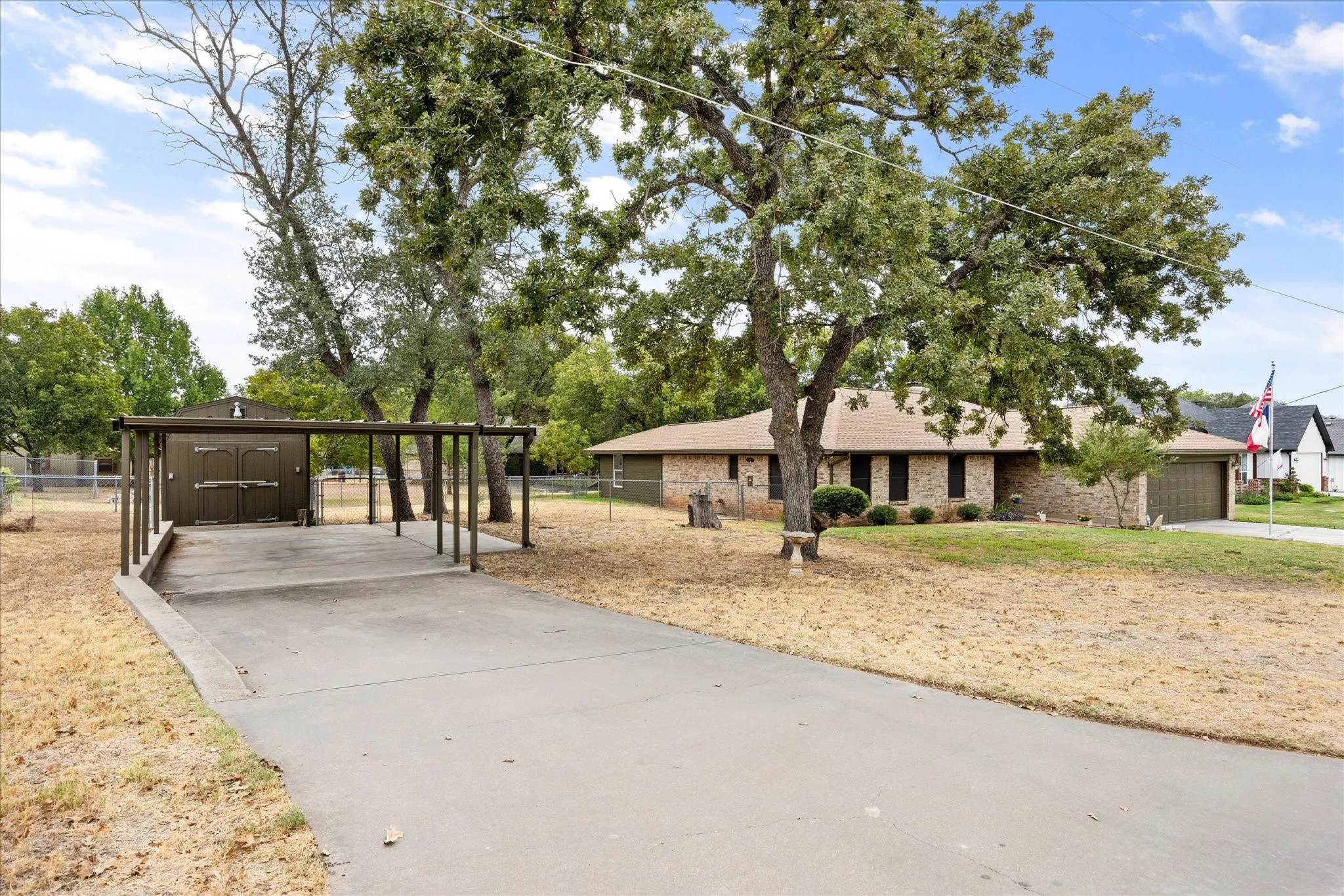 Single Family Residence For Rent in Hood County , 417 Sky Harbour Court, Granbury, Texas 76049, 3 Bedroom, 2 Bathroom, 2 Garage spaces, 1,888 Sqft, built in 1986, mls#21343259, Real Estate Agent in Granbury, Homes For Rent in Hood county, Homes For Rent in Granbury, Realtor in Granbury Texas, Real Estate Brokerage Independent Realty Texas, Luminita Cordes Realtor