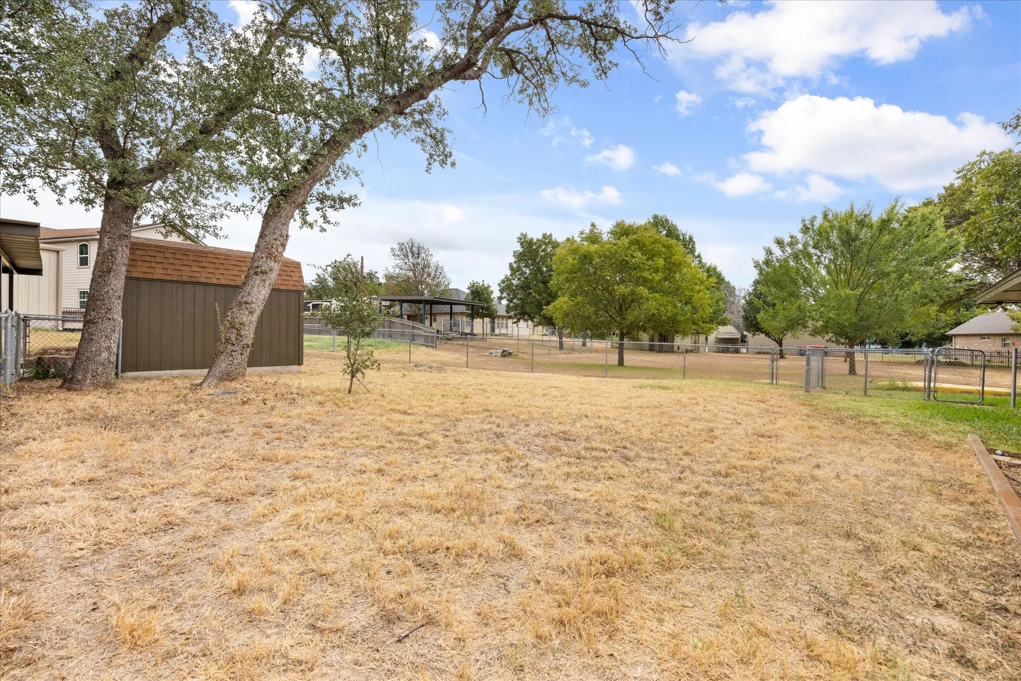 Single Family Residence For Rent in Hood County , 417 Sky Harbour Court, Granbury, Texas 76049, 3 Bedroom, 2 Bathroom, 2 Garage spaces, 1,888 Sqft, built in 1986, mls#21343259, Real Estate Agent in Granbury, Homes For Rent in Hood county, Homes For Rent in Granbury, Realtor in Granbury Texas, Real Estate Brokerage Independent Realty Texas, Luminita Cordes Realtor